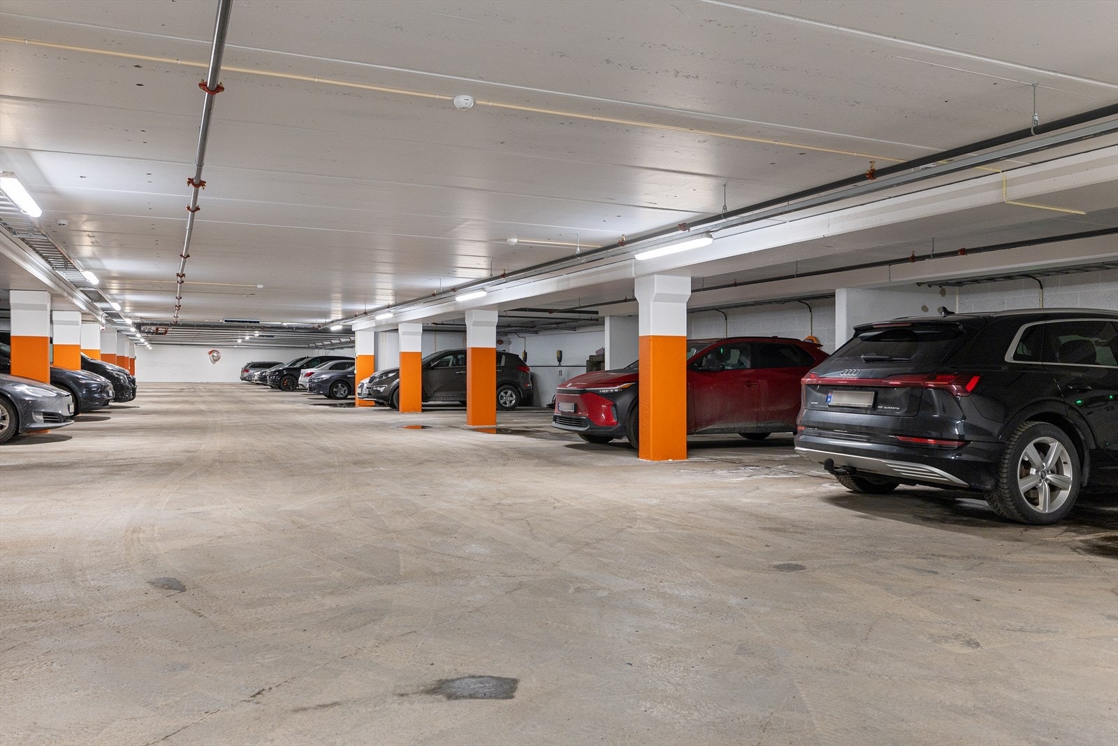 Med leiligheten følger garasjeplass med installert elbil lader. Galleribilde