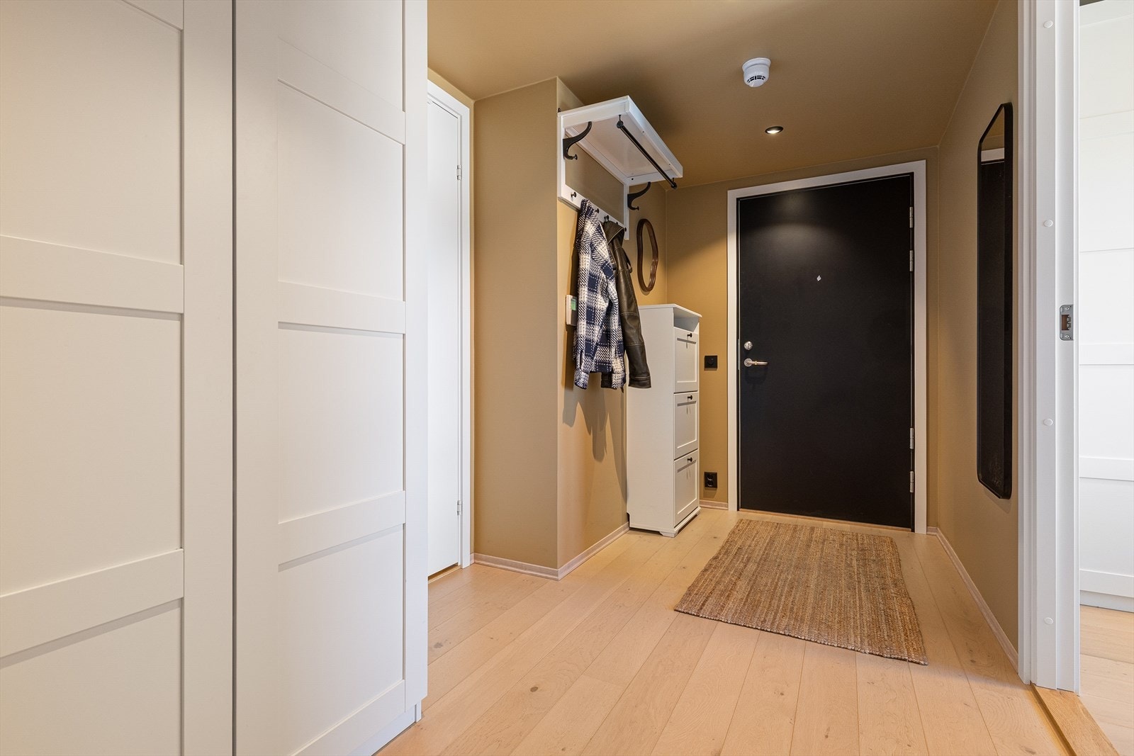 Det er god plass til å henge fra seg jakker og sette fra seg sko. Det er også garderobeskap for ekstra oppbevaring av jakker og annet. Galleribilde