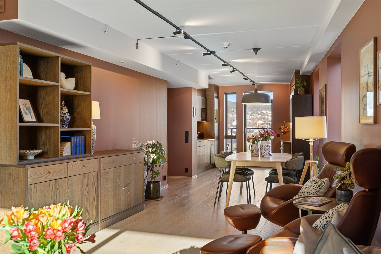 Leiligheten har vannbåren gulvvarme som styres med termostat. Boligen har nye stikkontakter og datapunkter i hele leiligheten med unntak av TV uttak. Galleribilde