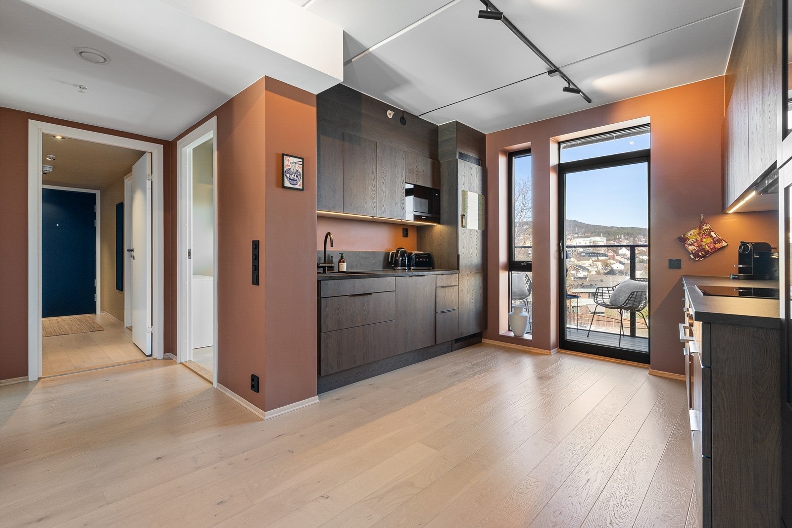 Leiligheten er utstyrt med et lekkert kjøkken fra HTH hvor det er gjort tilvalg på fronter og hvitevarer. Galleribilde