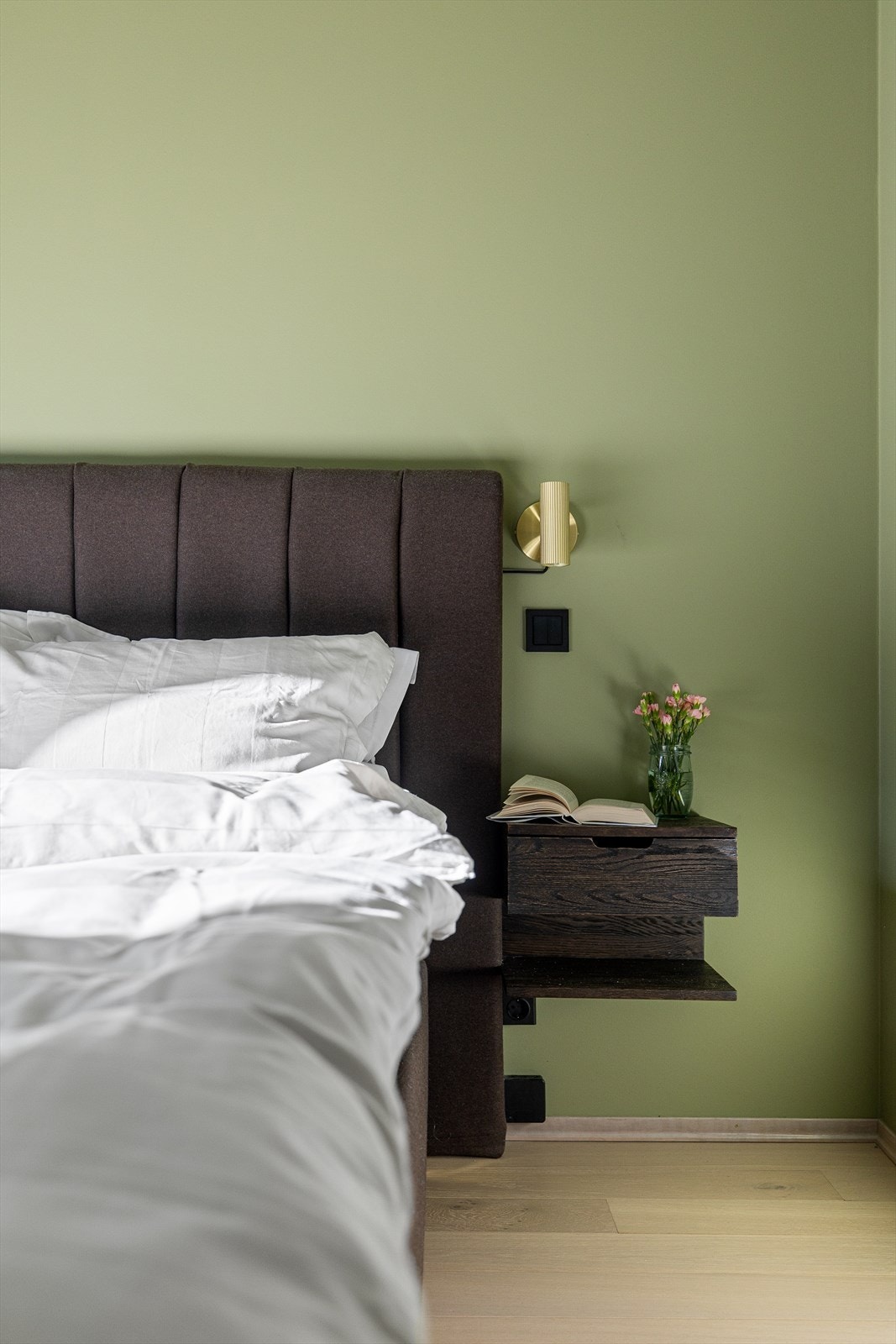 Det er opplegg for smartbelysning på alle soverom med smartstyring. Det er også installert ekstra stikkontakt. Galleribilde