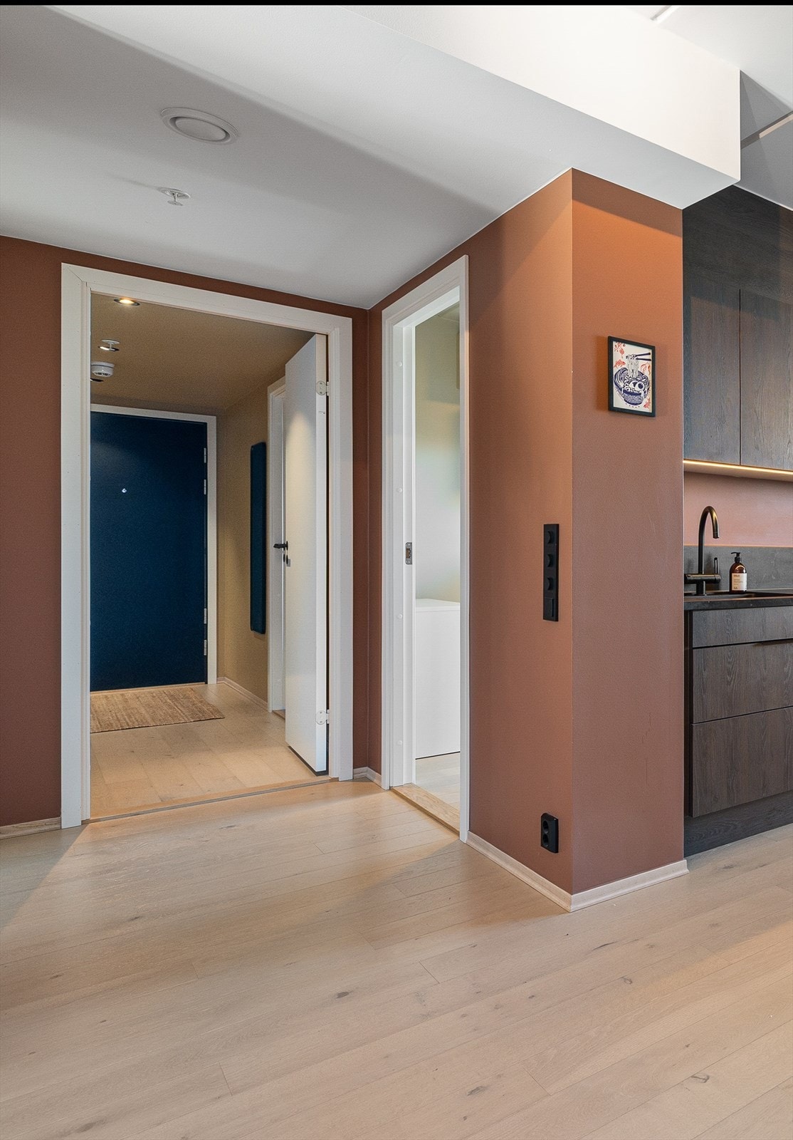 Fra entré er det adkomst til leilighetens hovedbad, innvendig bod samt soverom 2 og 3. Galleribilde