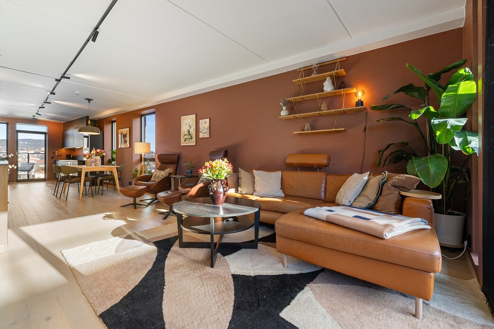 Stuen er romslig og kan møbleres etter eget behov. Selger har i dag både sofagruppe og loungestoler. Galleribilde