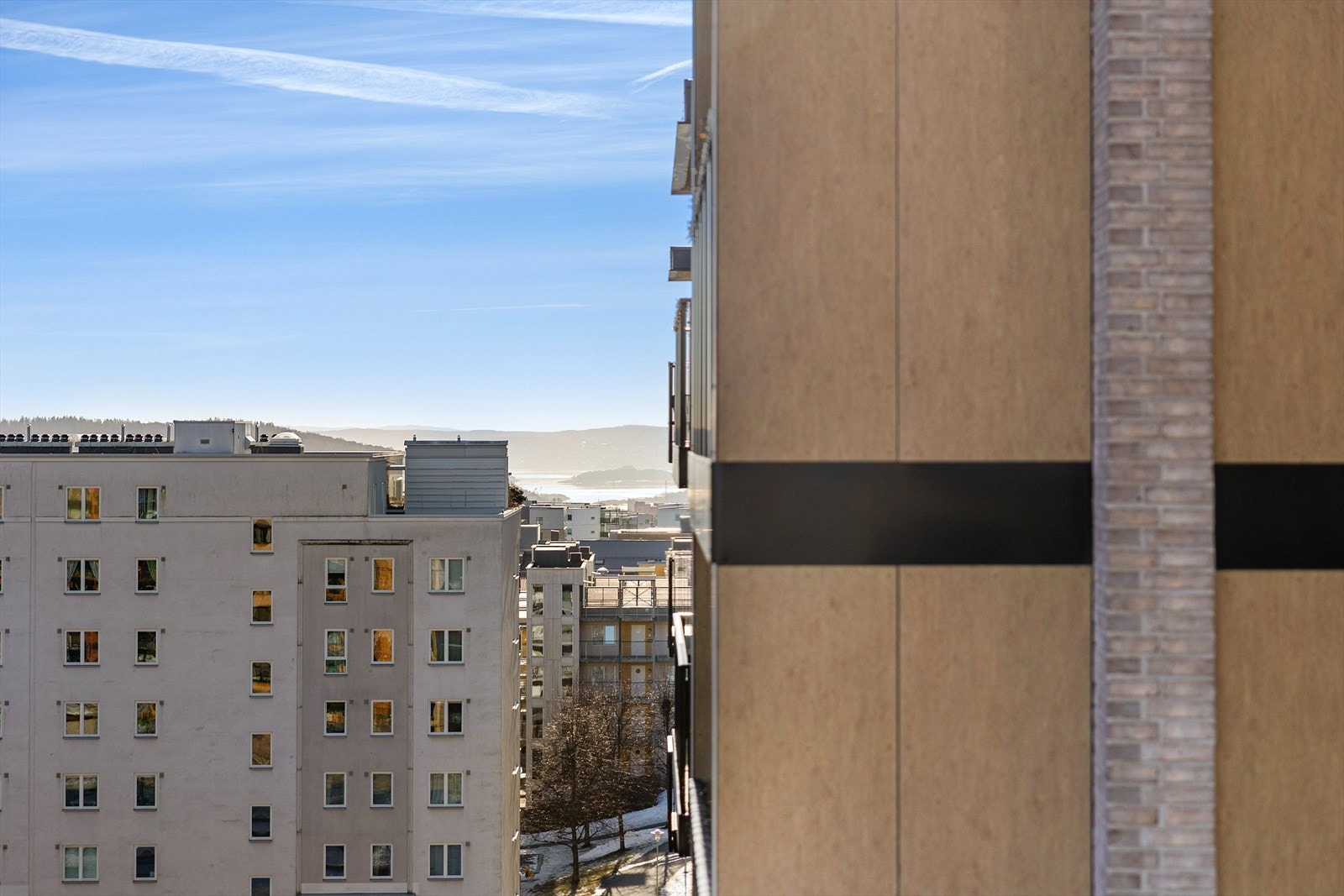 Fra balkongen er det utsikt til fjorden. Galleribilde