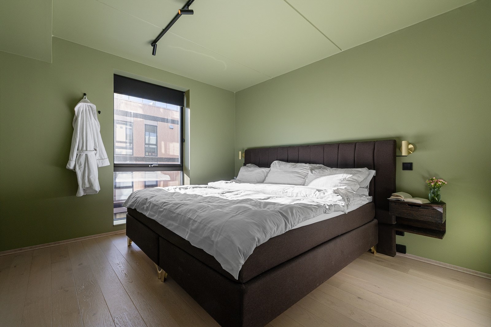 Hovedsoverommet har en generøs størrelse og det er plass til nattbord på begge sider av sengen. Rommet vender mot rolig og bilfri indre gård. Galleribilde