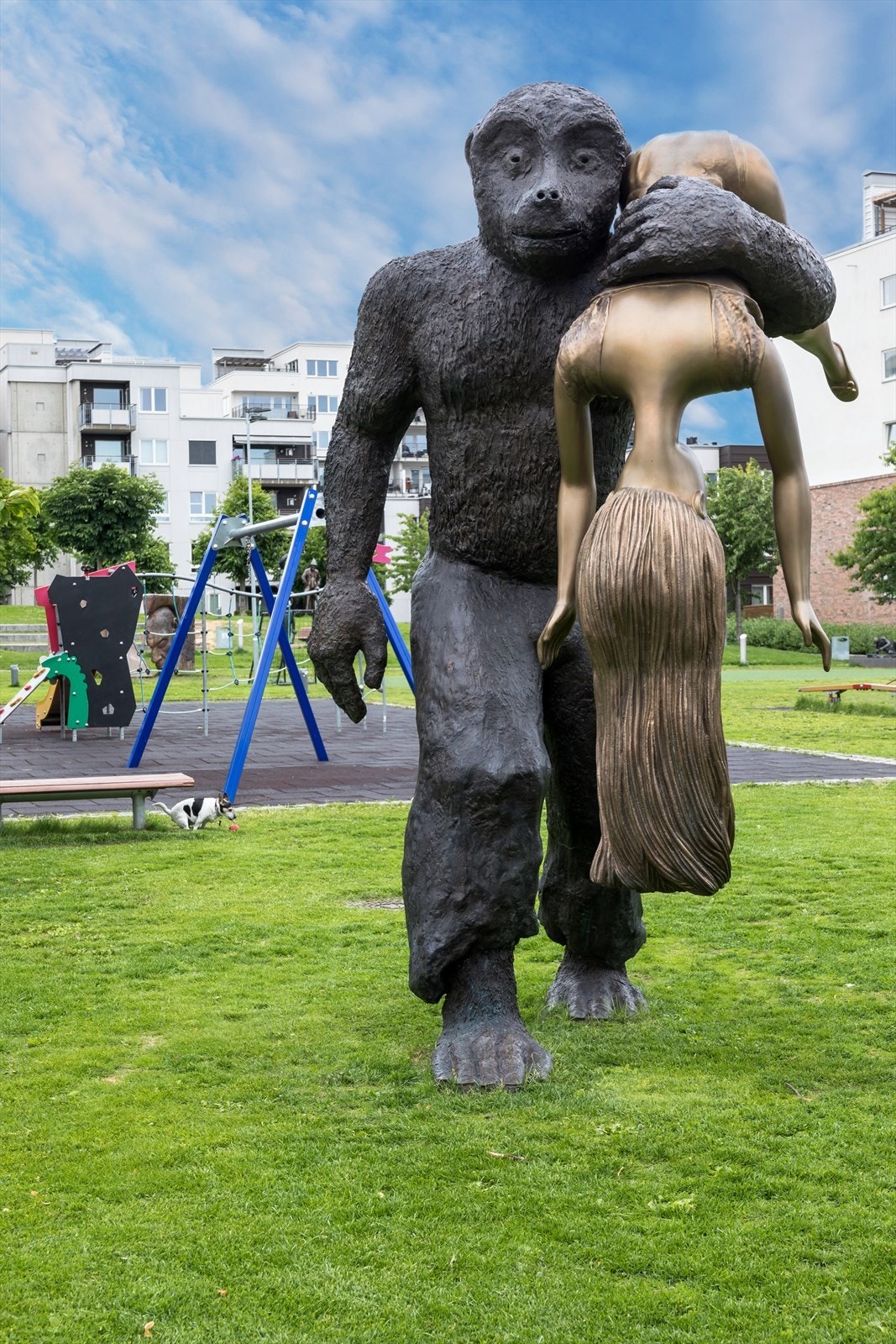 Peer Gynt-parken på Løren ligger få minutter fra leiligheten og er en unik skulpturpark inspirert av Henrik Ibsens verdenskjente drama Peer Gynt. Parken rommer 23 verk av kunstnere fra hele verden. Galleribilde