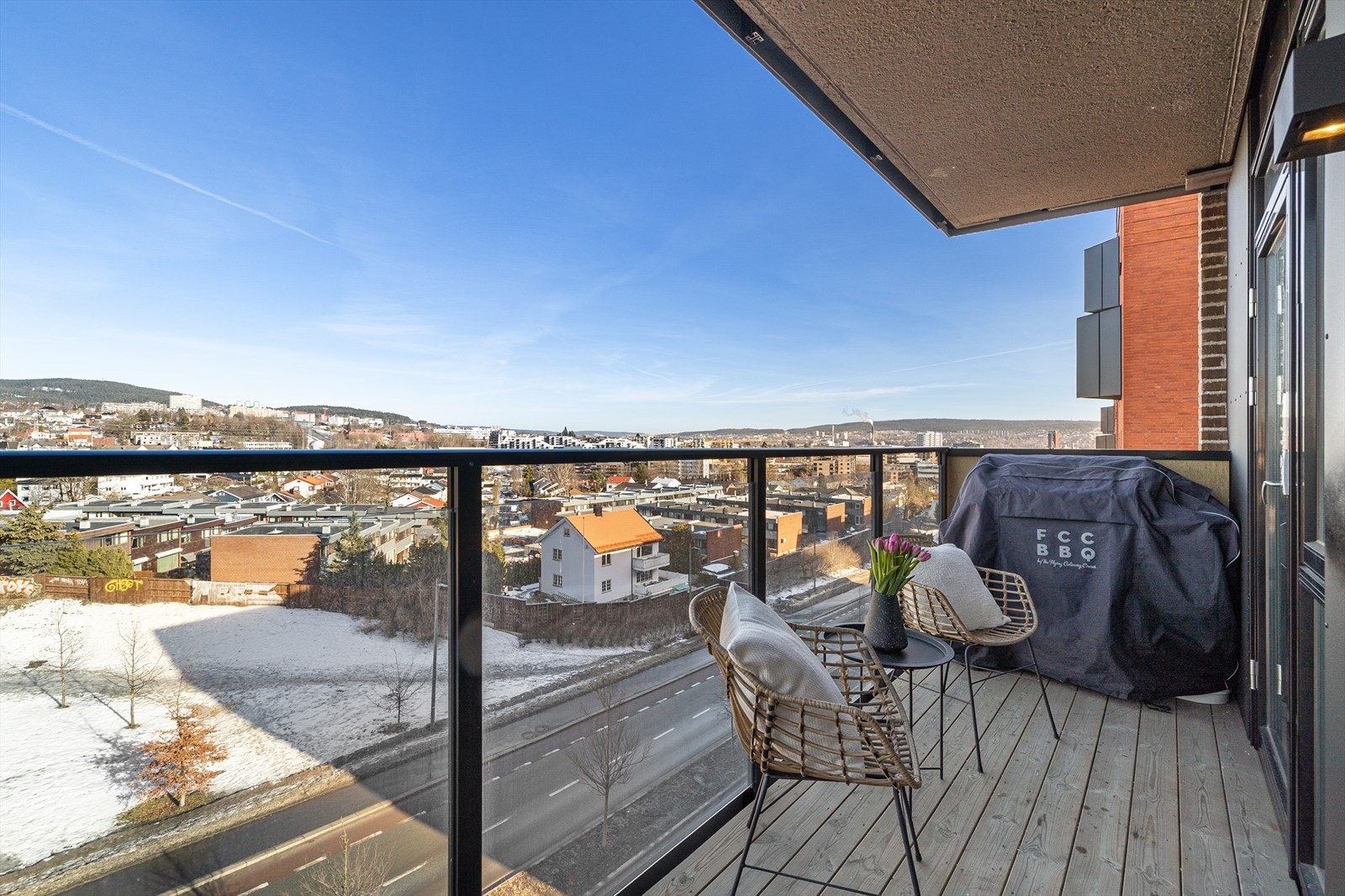 Balkongen med adkomst fra kjøkken er på ca 6 kvm og har morgen og formiddagssol. Galleribilde