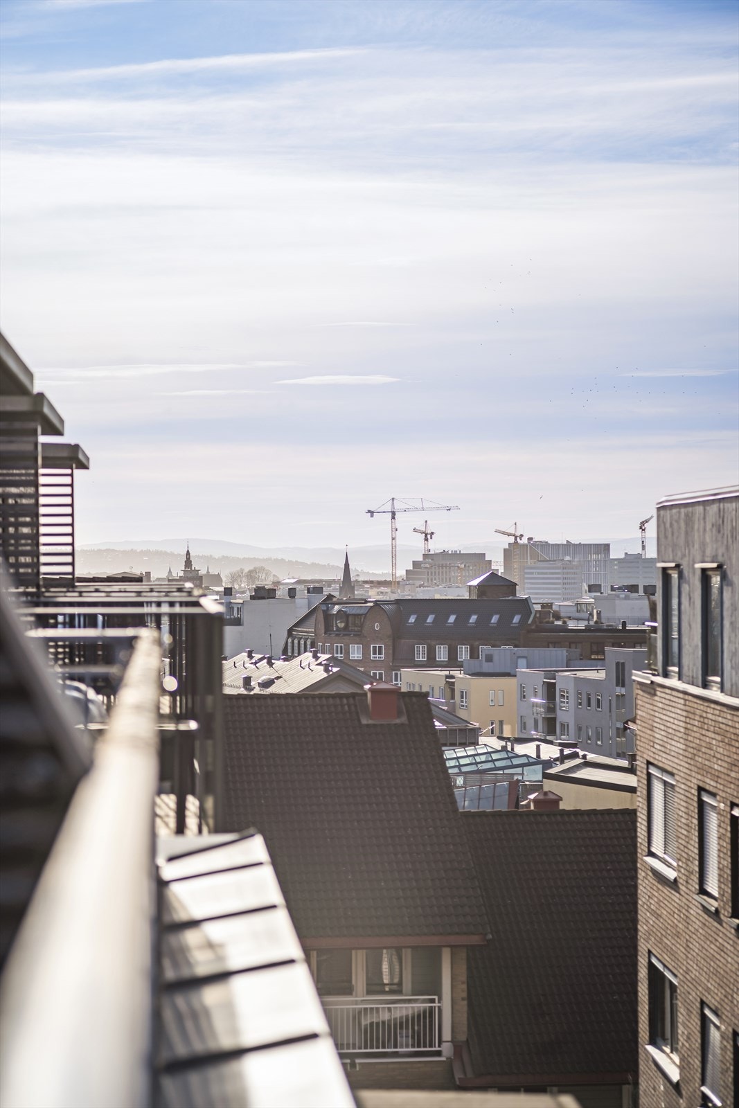 Flott utsikt over byens mange hustak. Galleribilde