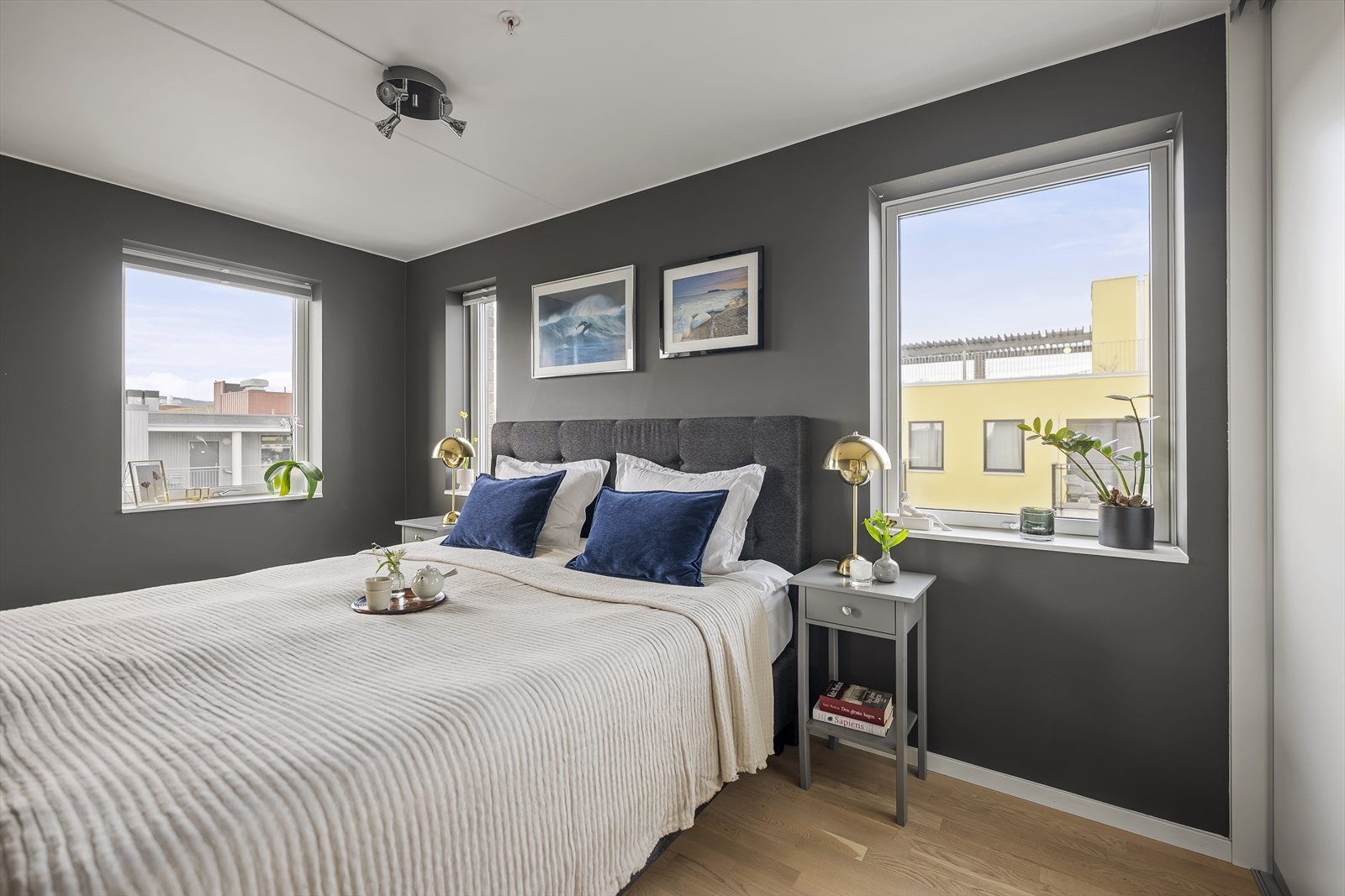 Hovedsoverommet er av god størrelse, med plass til dobbeltseng, nattbord og garderobe. Galleribilde