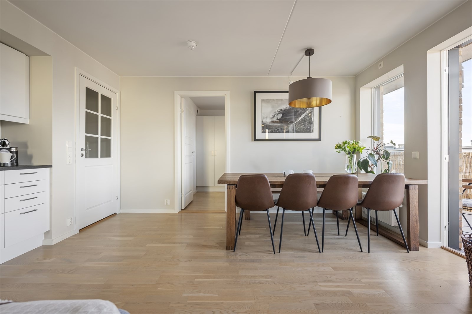 I naturlig tilknytning til kjøkkenet er det plass til et romslig spisebord som gir plass til å invitere venner og familie til hyggelige middagsbesøk. Galleribilde