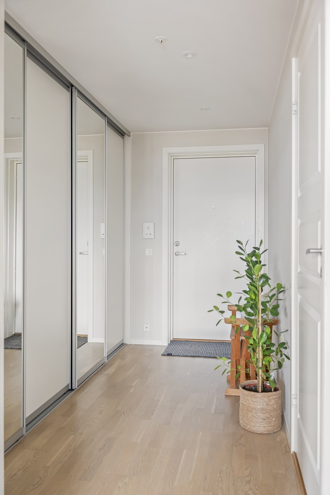 Velkommen inn i en lys og innbydende entré. Galleribilde