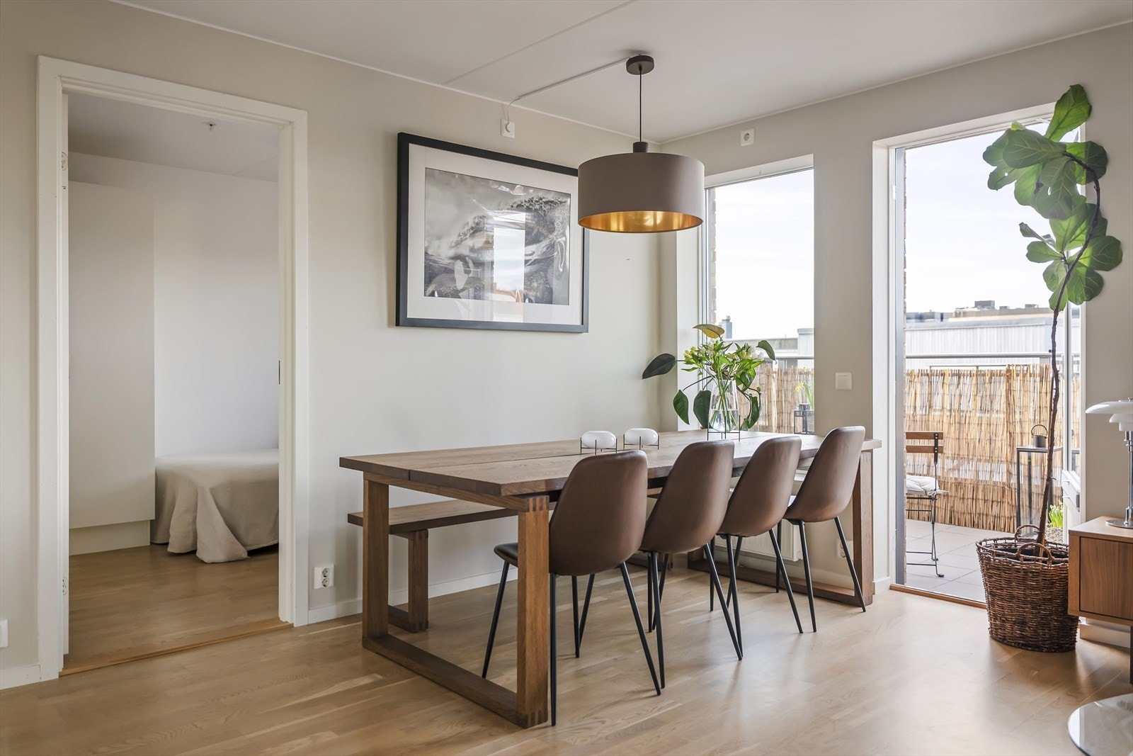 I stuen er det plass til et stort spisebord- perfekt for sosiale sammenkomster! Galleribilde