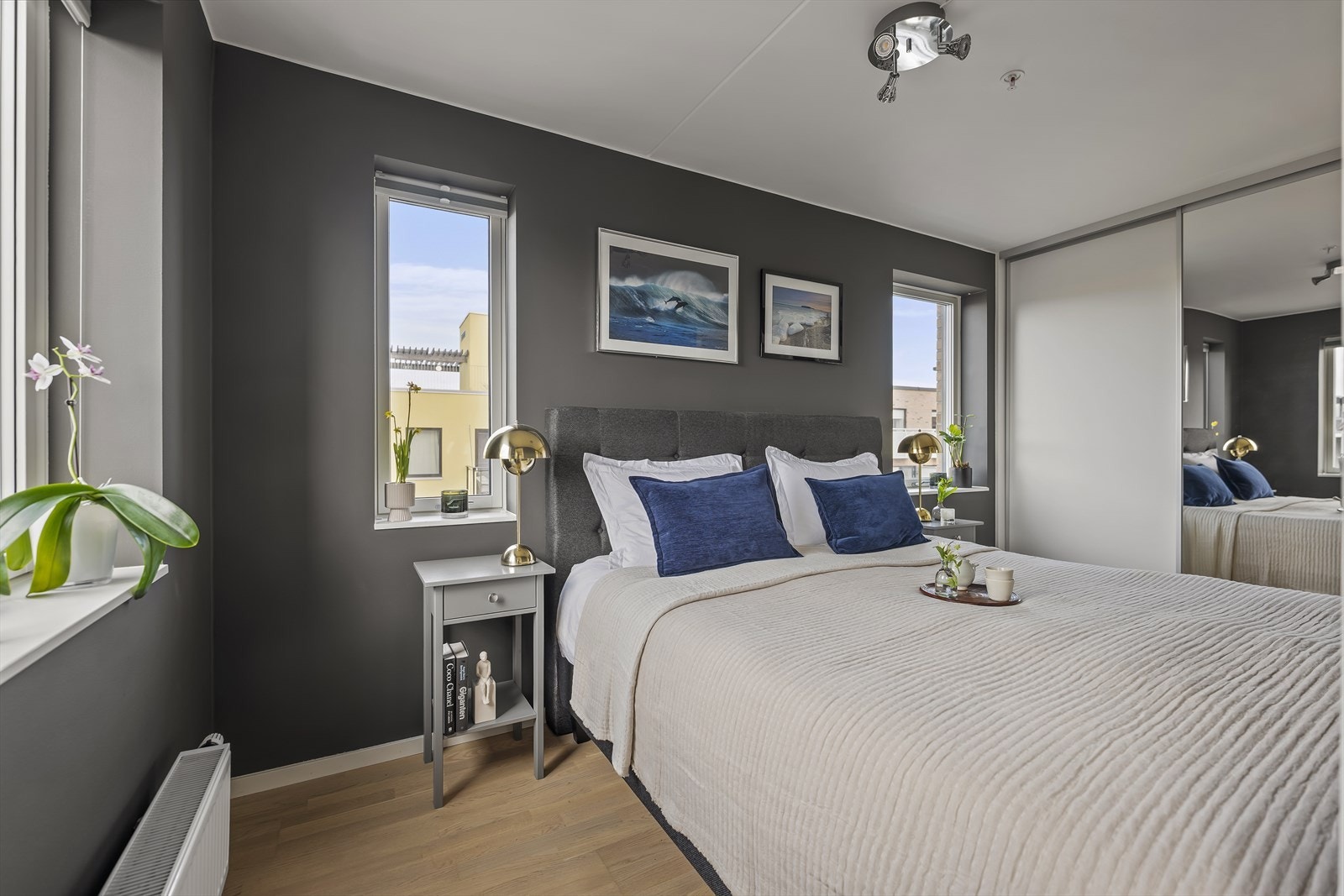 Det er god lagringsplass på soverommet i stort garderobeskap. Galleribilde