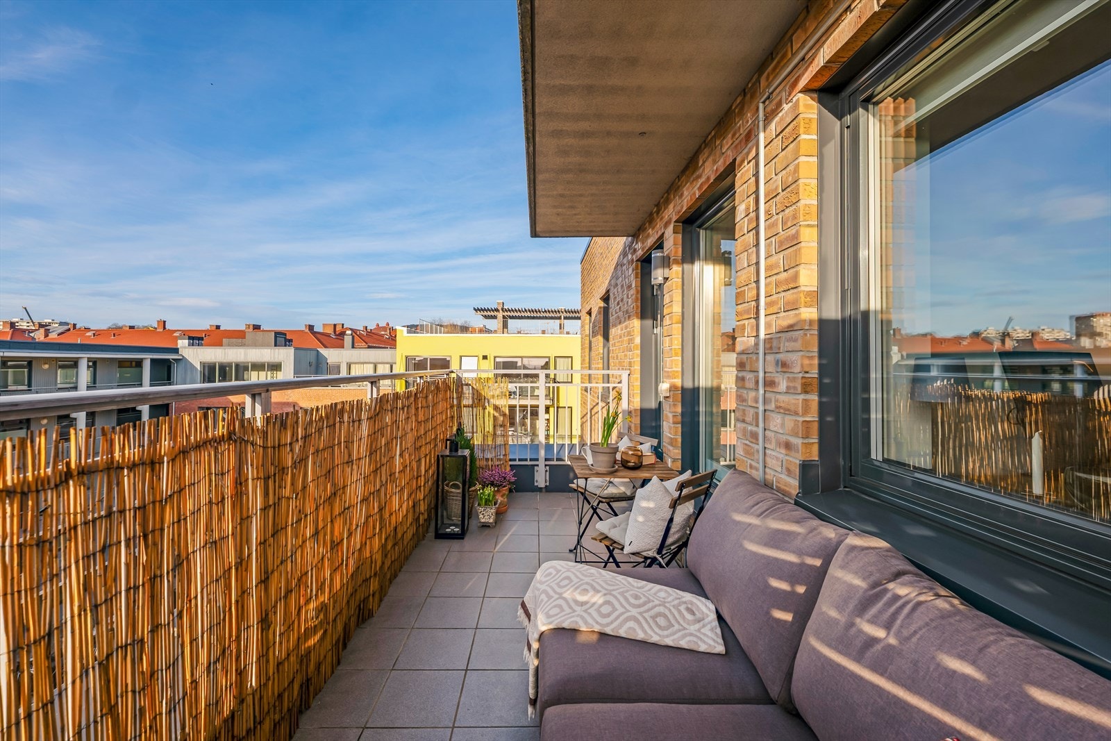 Takterrassen har en levegg mot naboen på venstre side og ingen nabo på høyre side som gir en mer privat og skjermet følelse til tross for at boligen ligger så sentralt. Galleribilde