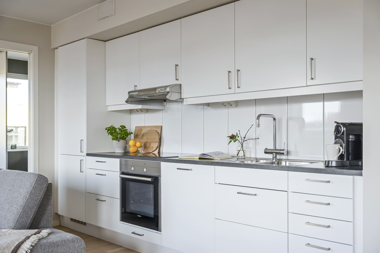 Den praktiske planløsningen gir deg mulighet til å være sosial også under kokkeleringen. Galleribilde