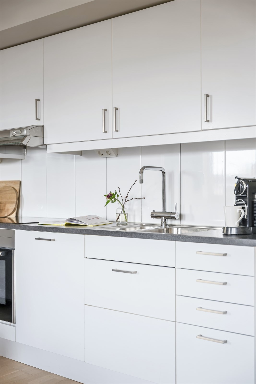 Kjøkkenet består av innredning fra byggeår med glatte folierte fronter, laminat benkeplate samt integrerte hvitevarer som platetopp, stekeovn, oppvaskmaskin og kjøl- og fryseskap. Galleribilde