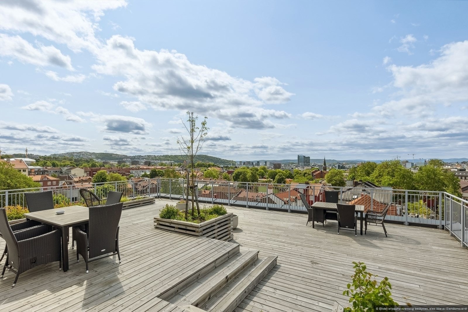 Kun en etasje opp ligger den solrike, felles takterrassen med fantastisk panoramautsikt. Galleribilde