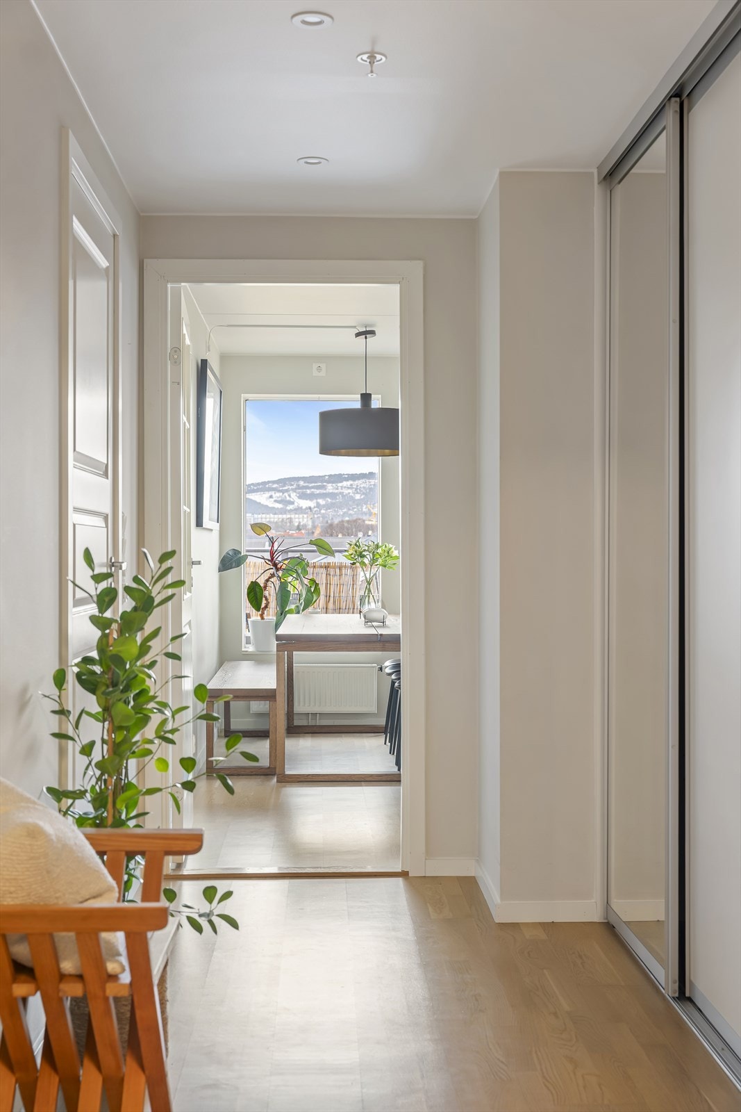 Det første som møter deg når du kommer inn i leiligheten er fantastisk utsikt mot Holmenkollen. Galleribilde