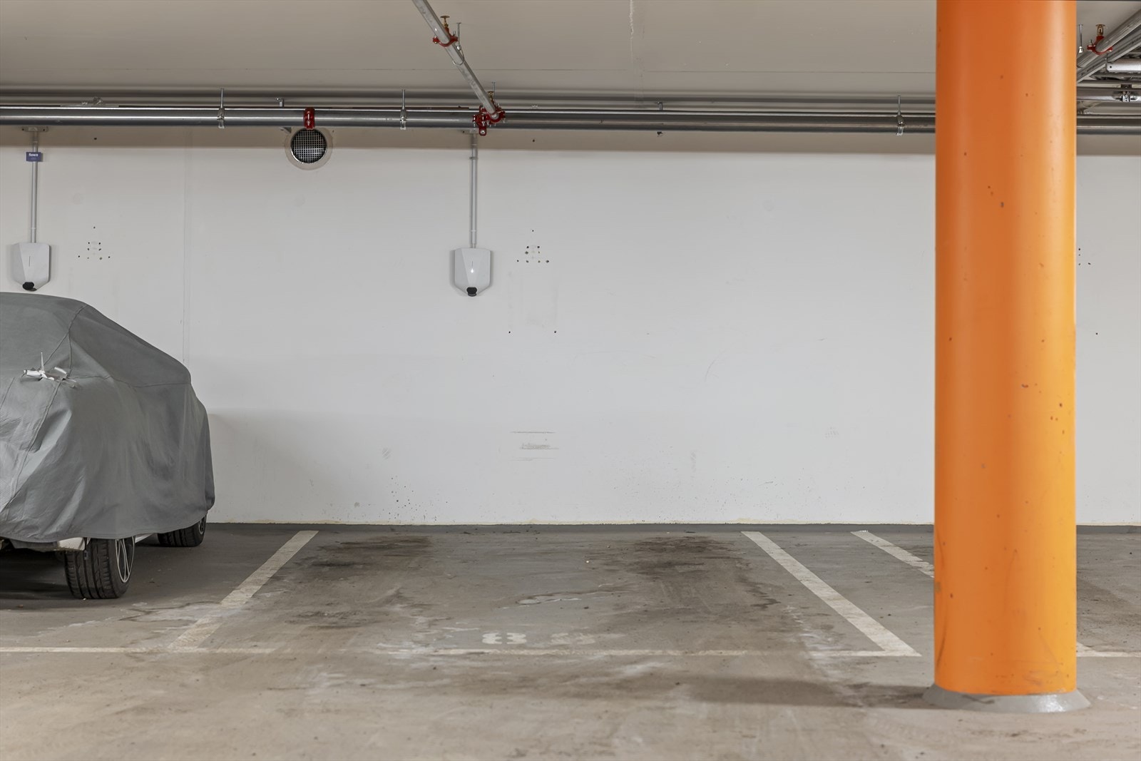 Garasjeplass med lader medfølger salget. Galleribilde