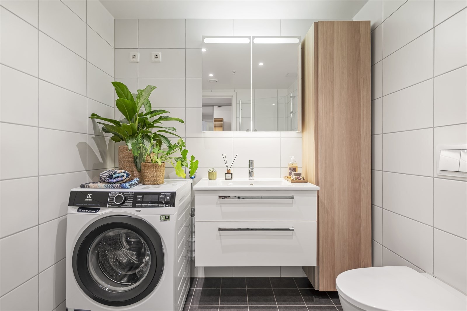 Badet har rikelig med oppbevaringsplass i servantskap og høyskap. Galleribilde