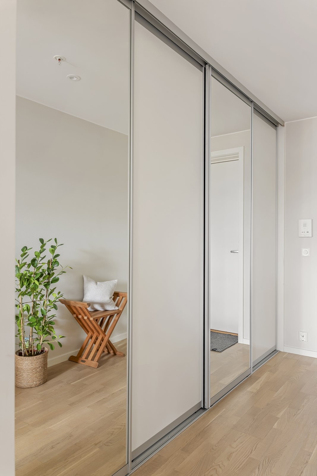 Rikelig med oppbevaringsplass i stor skyvedørsgarderobe. Galleribilde