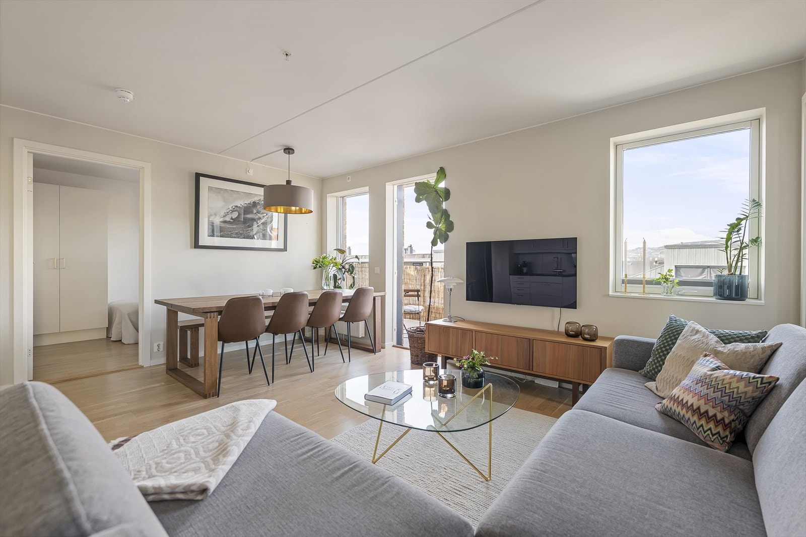 Den åpne stue- og kjøkkenløsningen blir leilighetens naturlige midtpunkt. Galleribilde