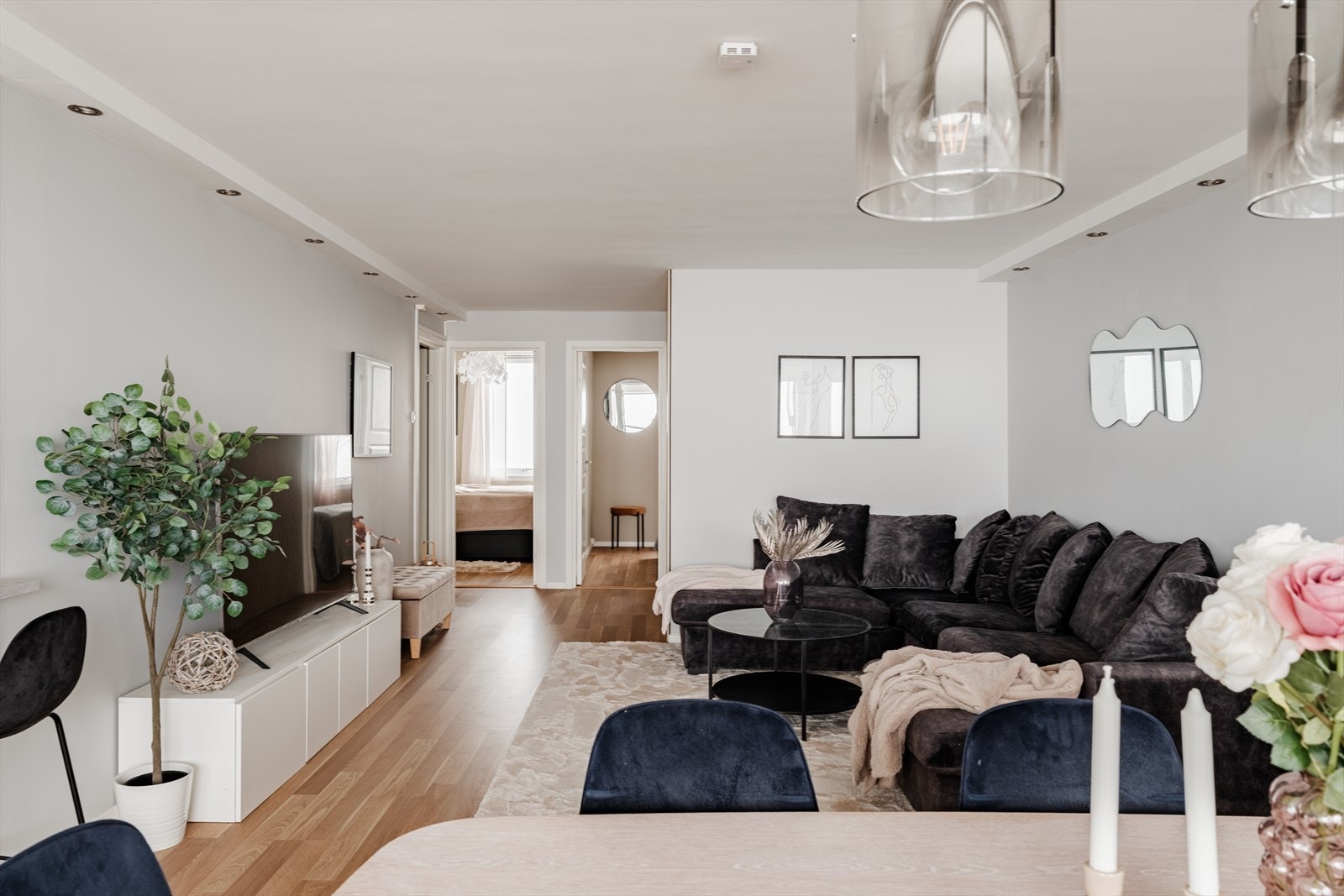 Stuen har gode møbleringsmuligheter for både sofagruppe, bord og mediemøblement Galleribilde