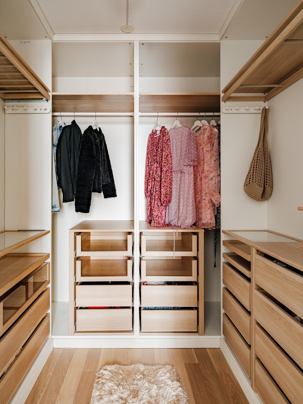 Her er det rikelig med plass for å oppbevare klær og sko Galleribilde