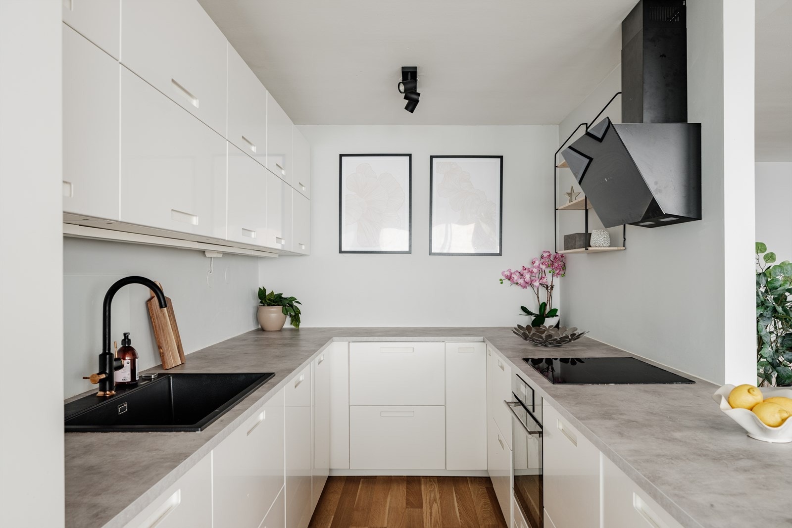 Det er gode oppbevaringsmuligheter i skuffer og skap - samt rikelig med benkeplass til matlaging Galleribilde