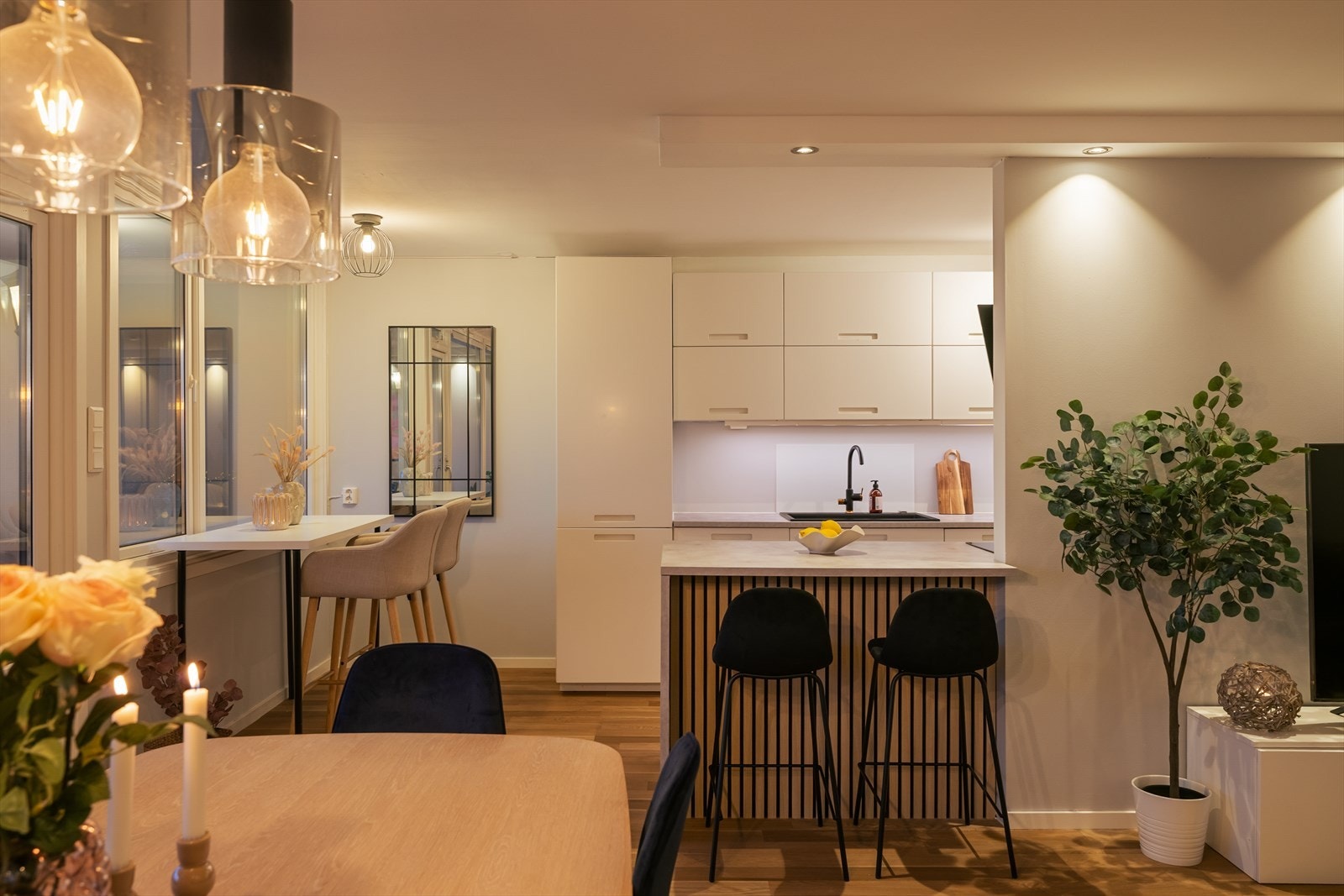 Det er mulig å etablere en hyggelig spisegruppe i rommet Galleribilde