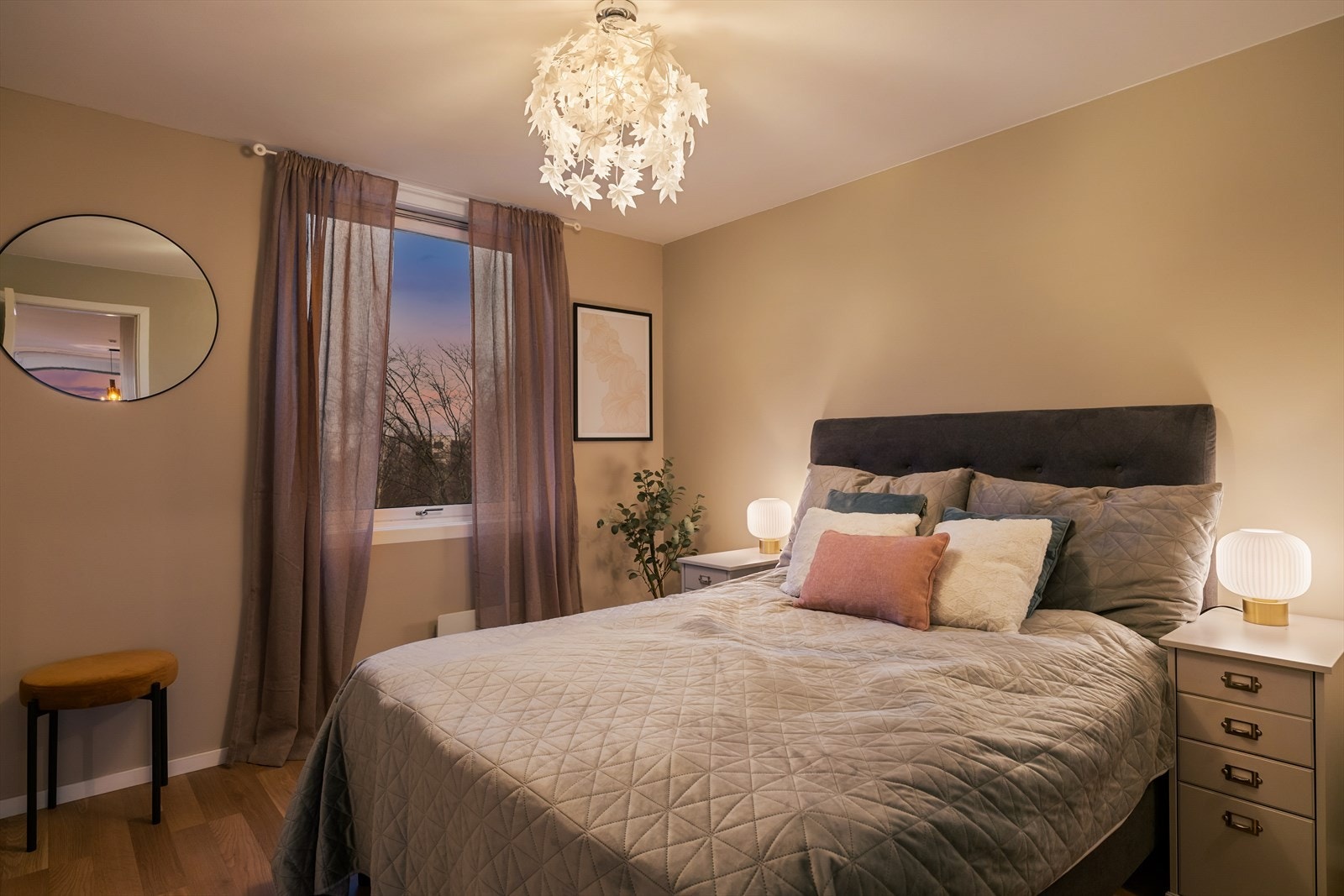 Soverom 2: Romslig rom med god plass til dobbeltseng og tilhørende nattbord Galleribilde