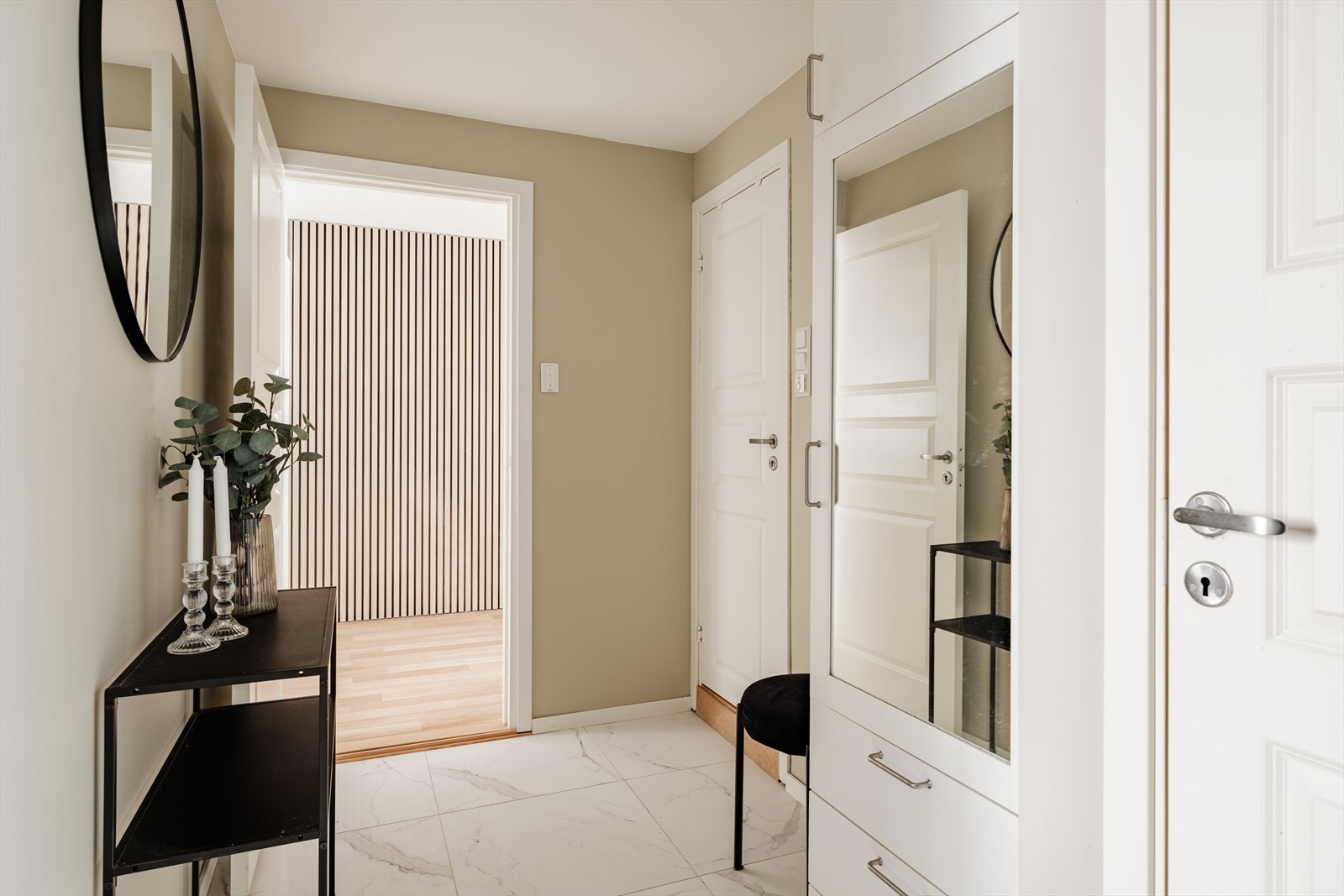 Lys og innbydende entré med gode løsninger for oppbevaring og plass til å henge fra seg yttertøy. Galleribilde