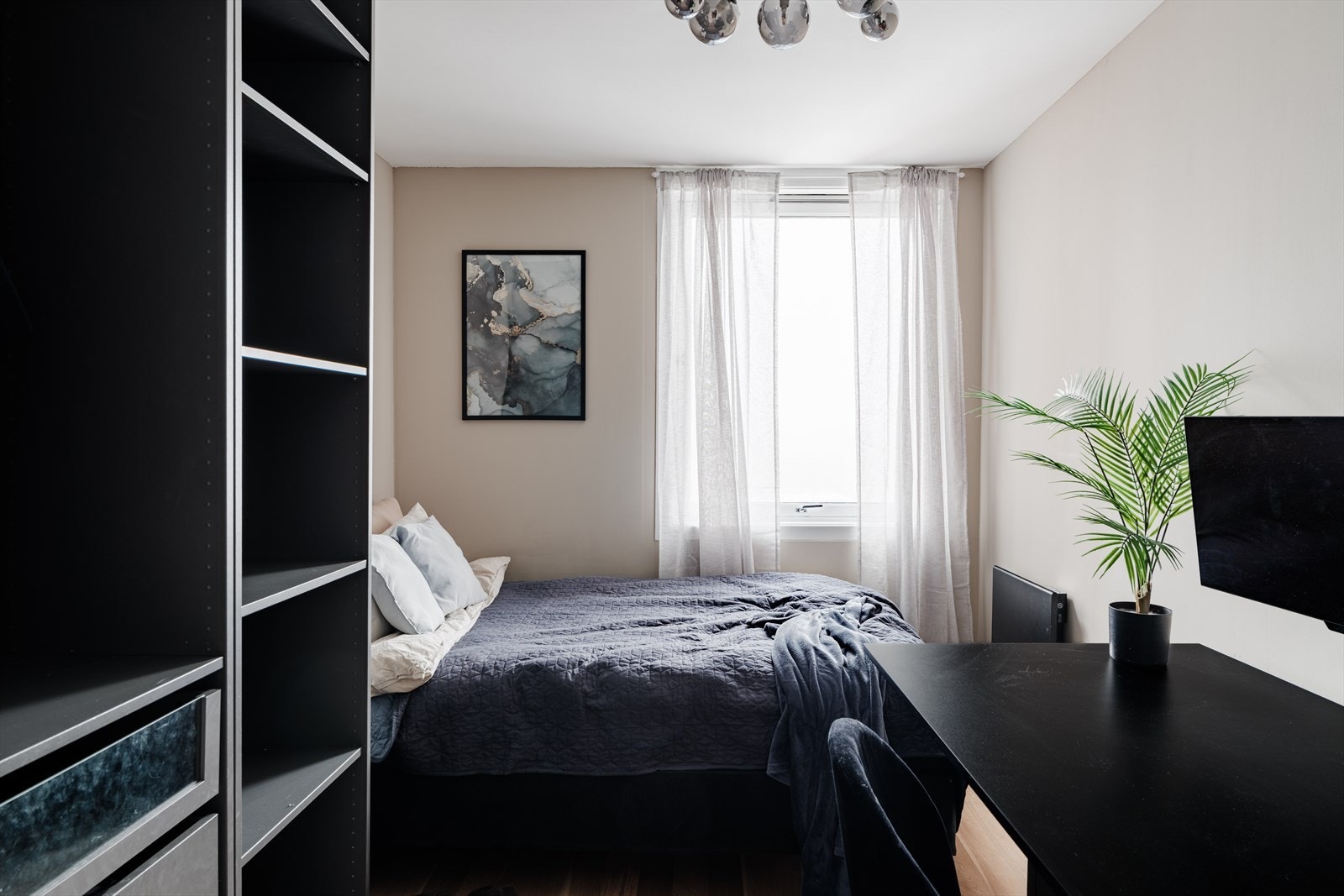 Soverom 1: Her er det god plass til både dobbeltseng og nattbord Galleribilde