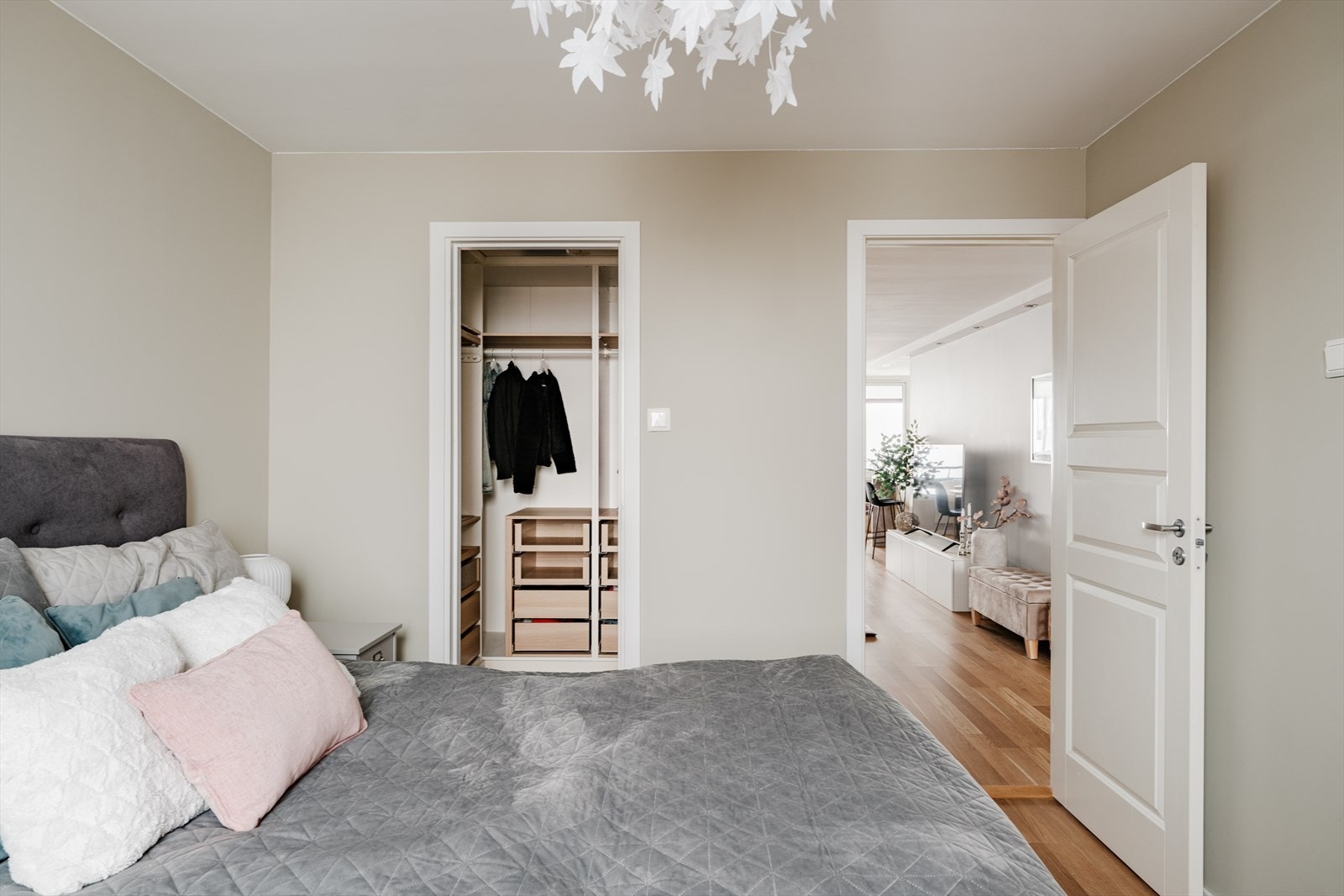 Det er direkte adkomst til eget walk-in closet Galleribilde