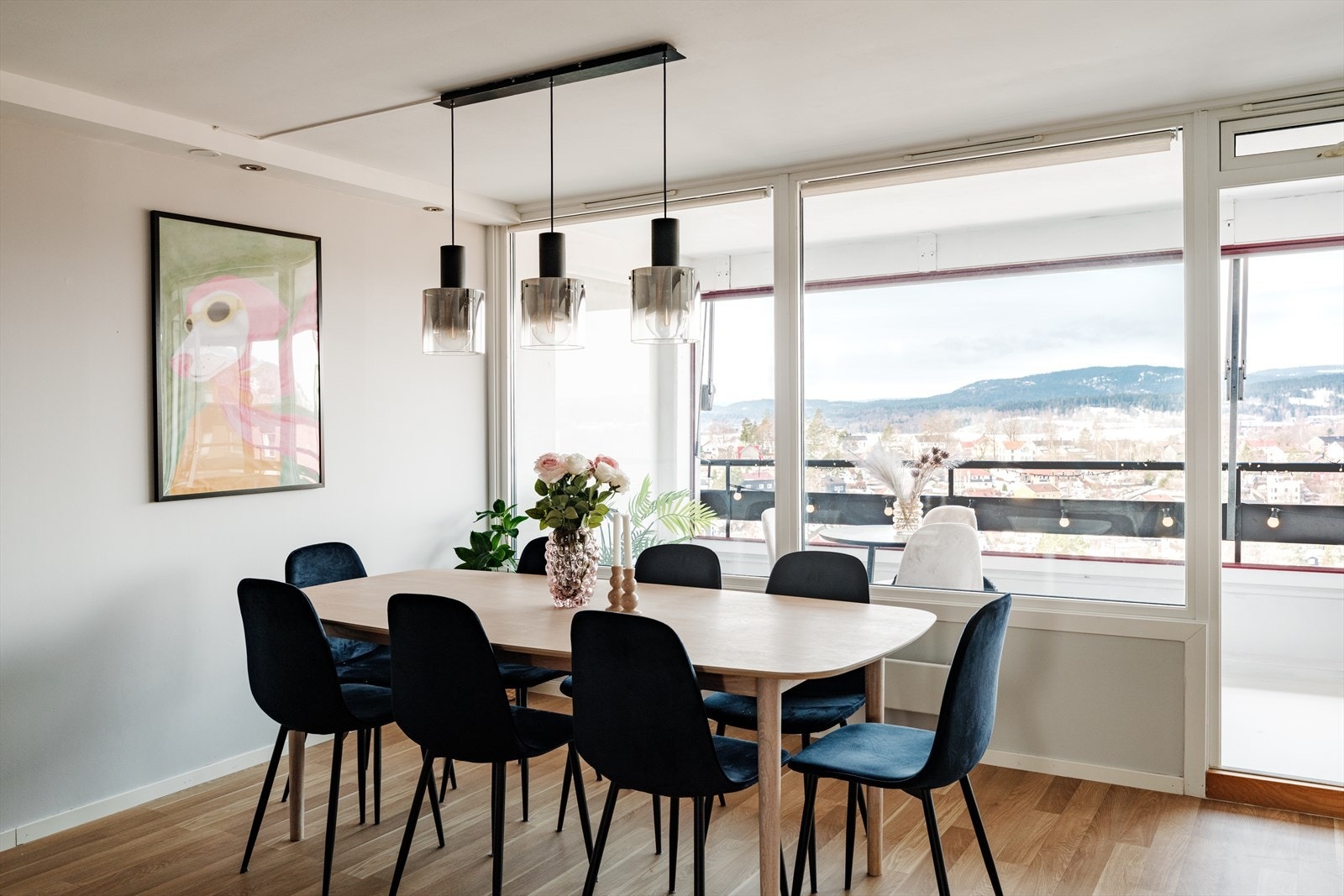 Praktisk planløsning med kjøkken/spiseplass og stue i åpen løsning Galleribilde