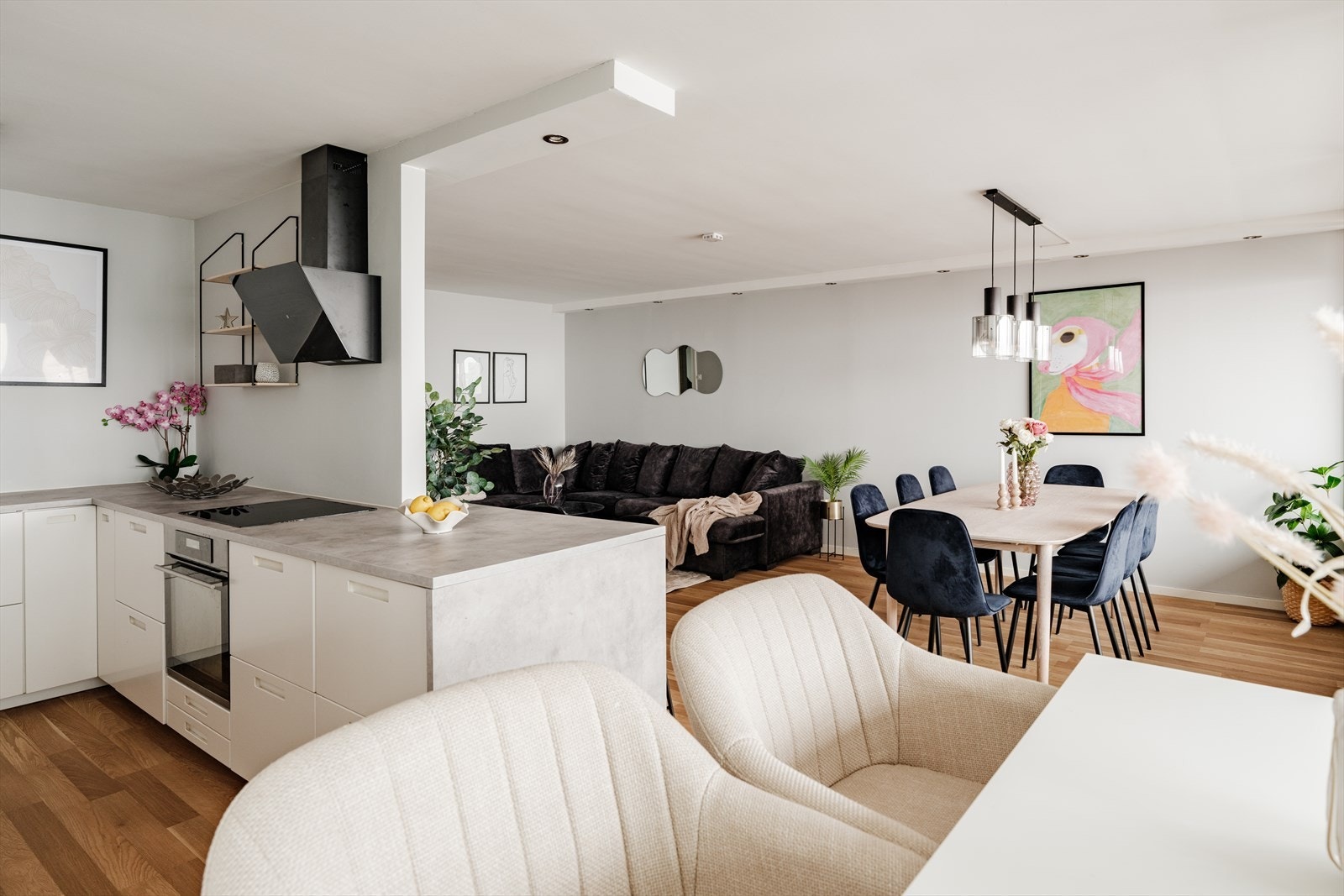 Rommet har gode lysforhold og stilrene overflater Galleribilde