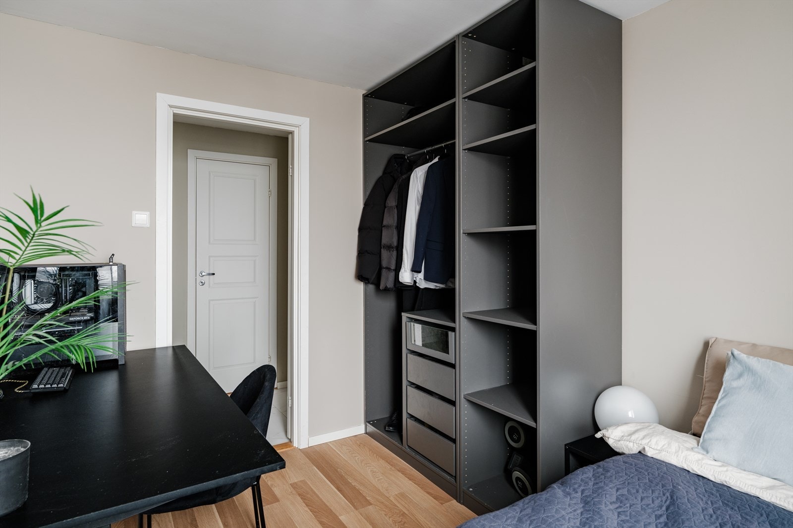 Det er god plass til garderobeløsning til oppbevaring av klær og sko Galleribilde