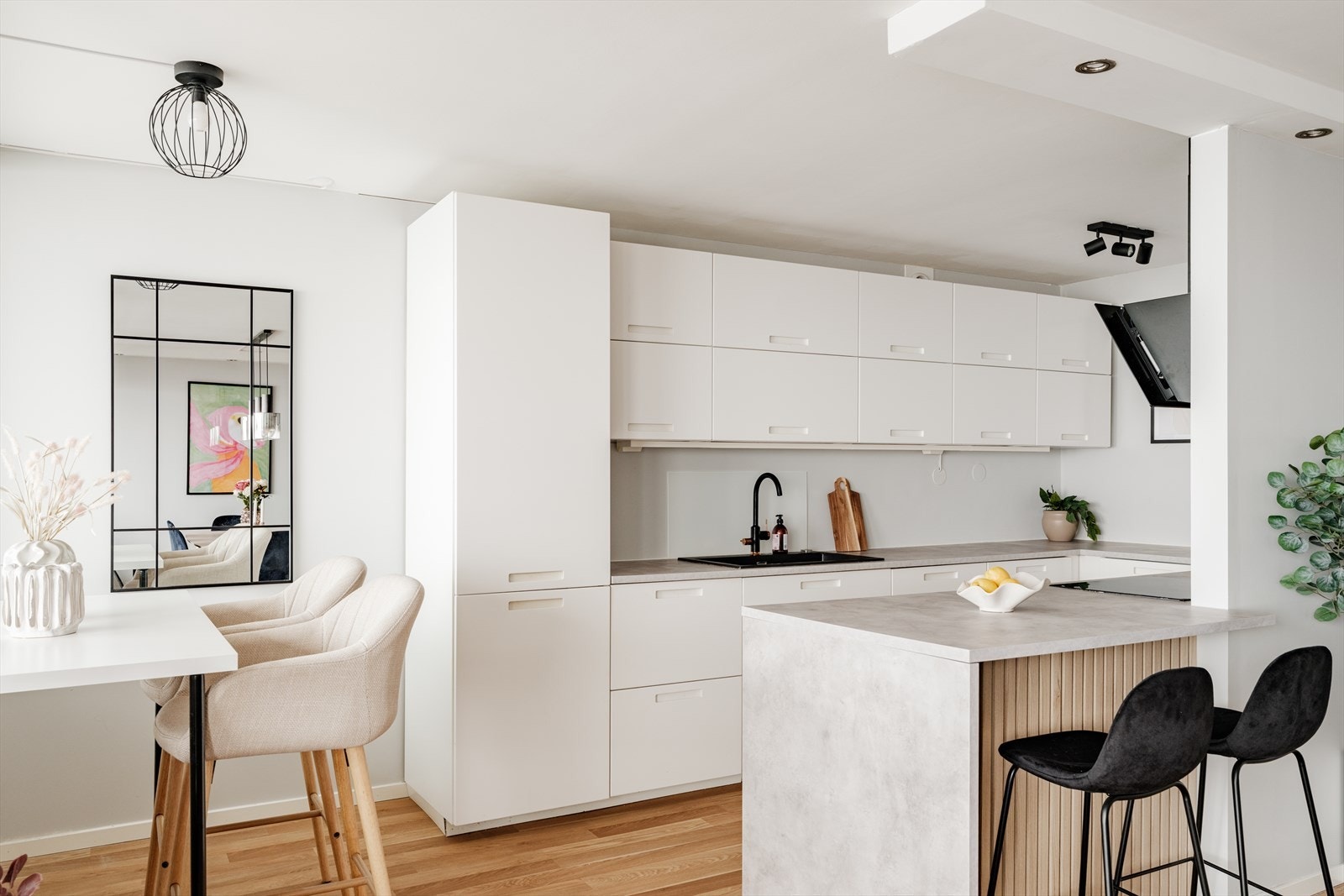 Lekker kjøkkeninnredning med glatte fronter og laminat benkeplate Galleribilde