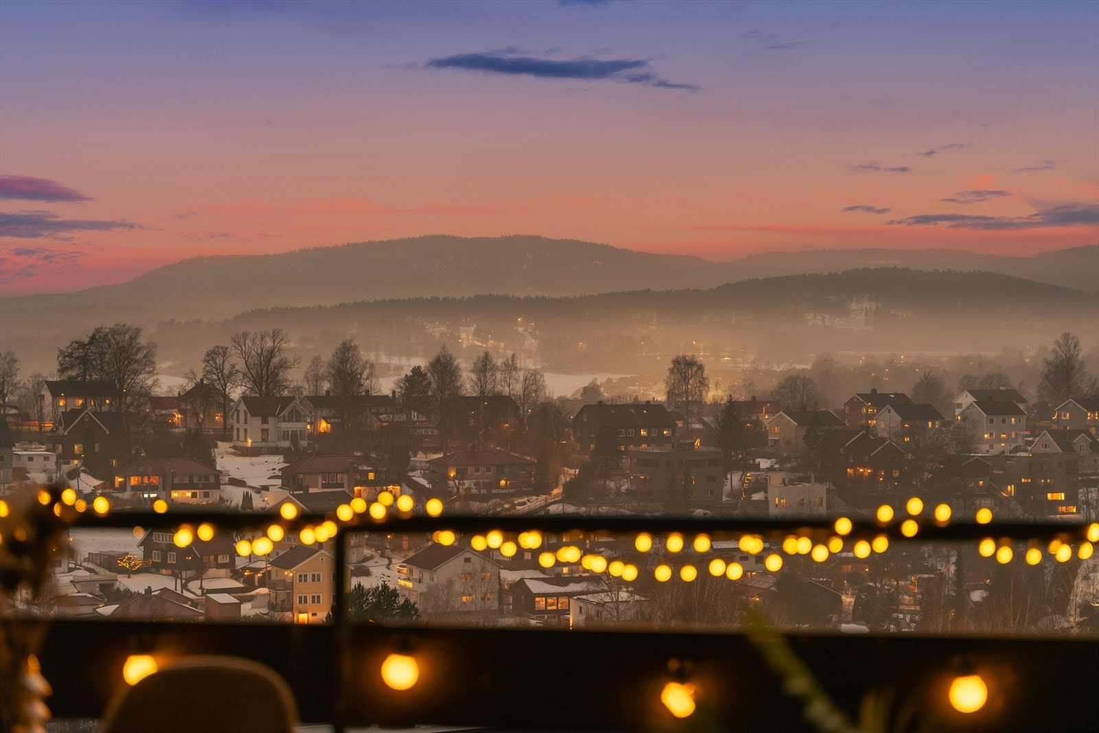 Høytliggende og usjenert 4-roms toppleilighet i 8.etasje med balkong på 11kvm, garasjeplass og heis Galleribilde