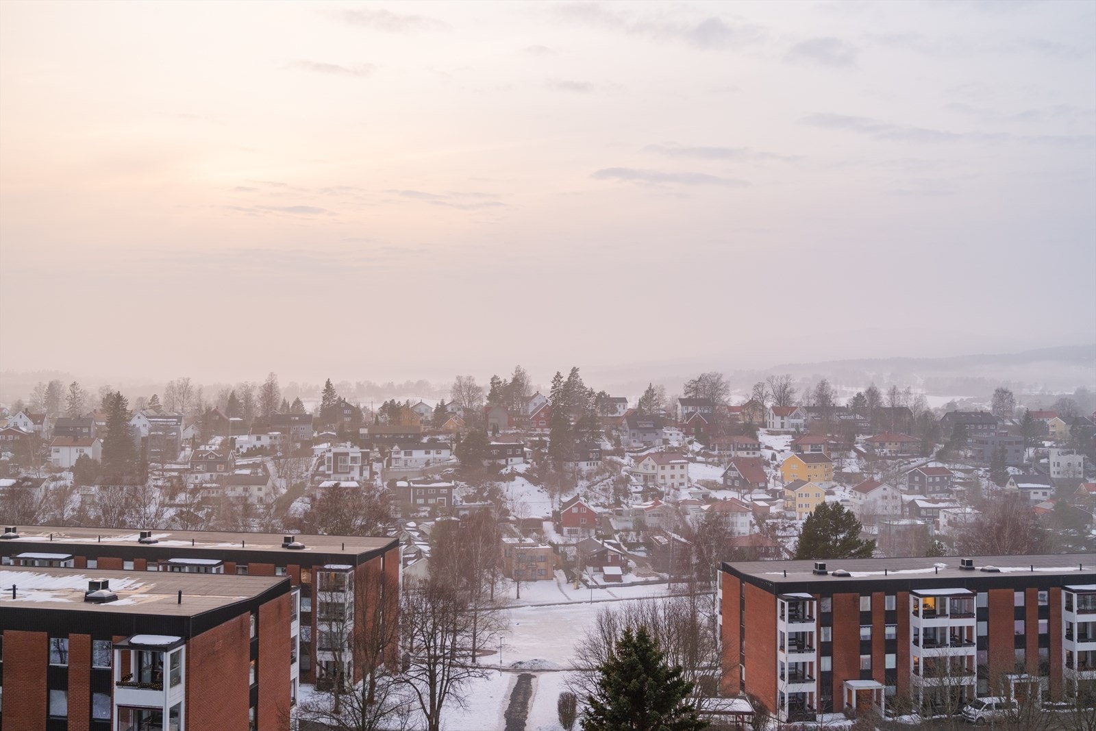 Det er kort vei til T-bane, buss og butikker, tufteparken i Mærradalen, samt flere lekeplasser, sandkasser, klatrestativ, fotballbinge og områdets råeste akebakke for barna. Galleribilde