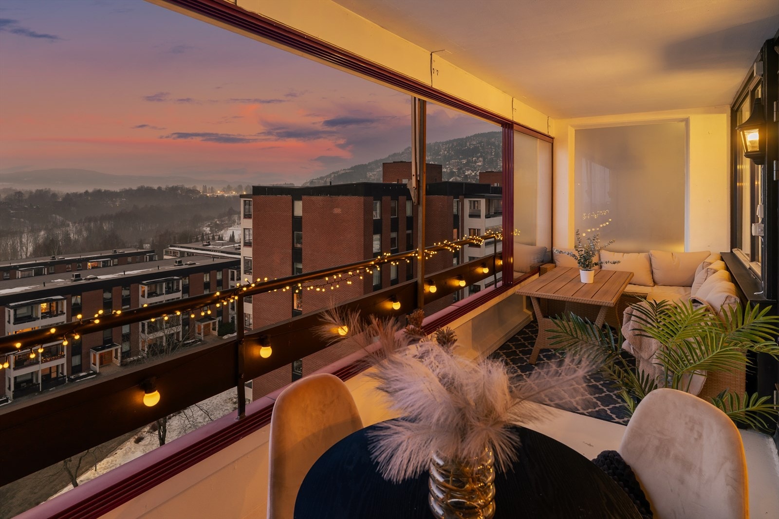 Balkongen vender mot rolig fellesareal og ligger usjenert til Galleribilde