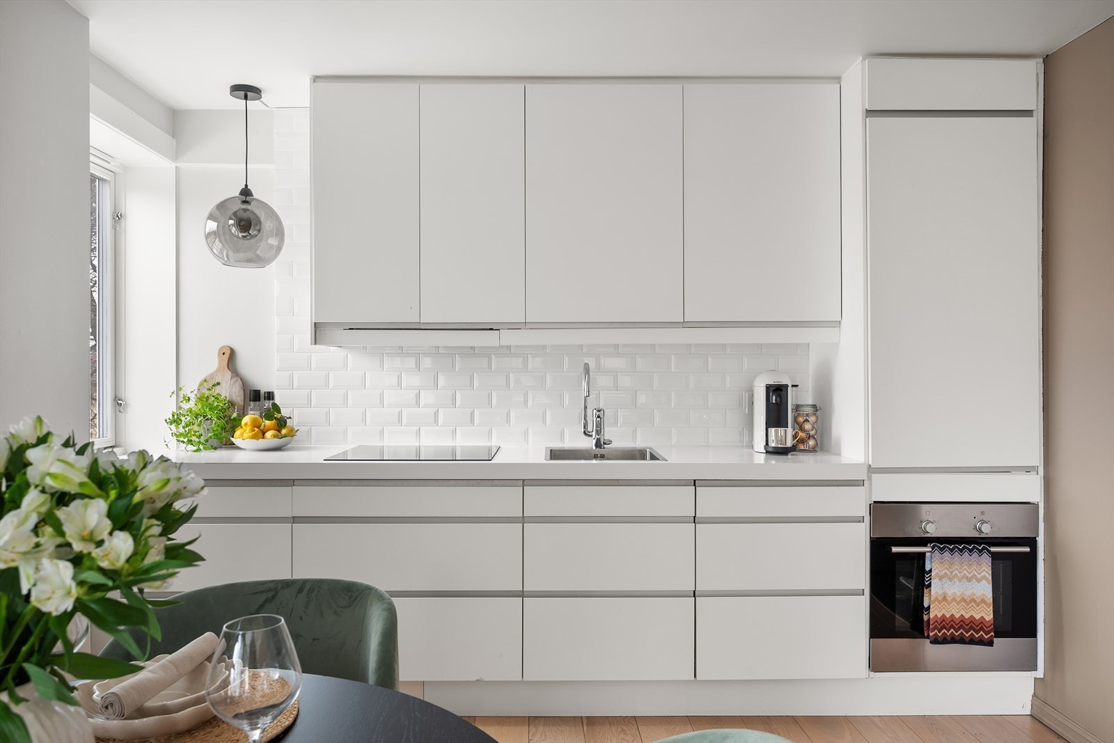 Kjøkkenet har integrert komfyr, platetopp, oppvaskmaskin og kjøleskap Galleribilde