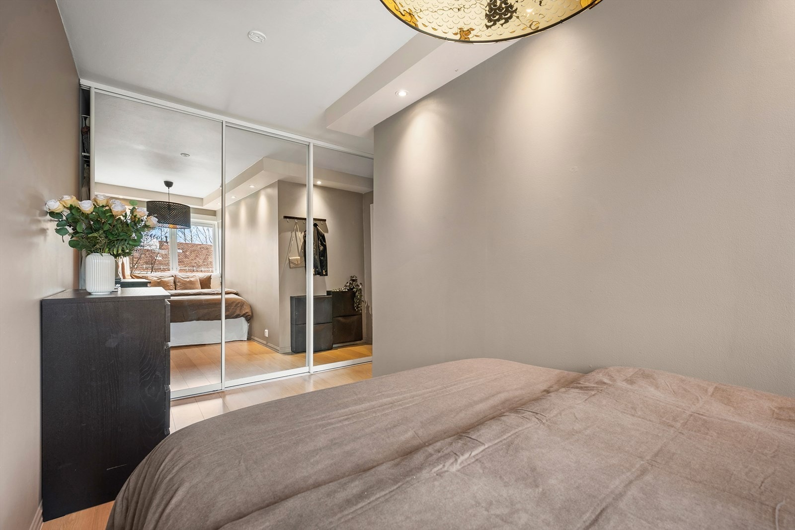 Her er det god plass til dobbeltseng og stor eksisterende garderobeløsning med rikelig oppbevaringsplass Galleribilde