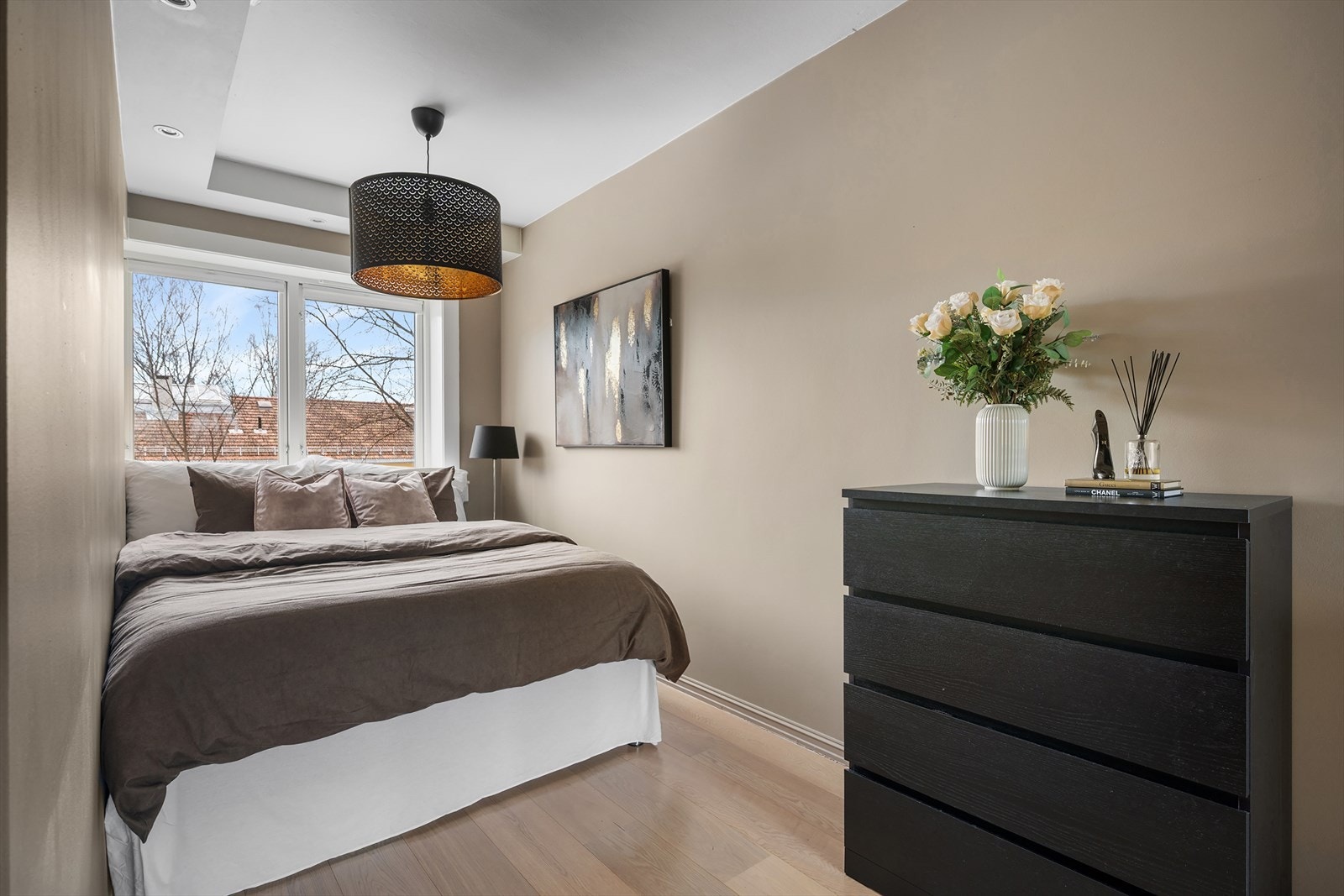 Romslig hovedsoverom med god plass til dobbeltseng, oppbevaringsløsning og skrivepult Galleribilde