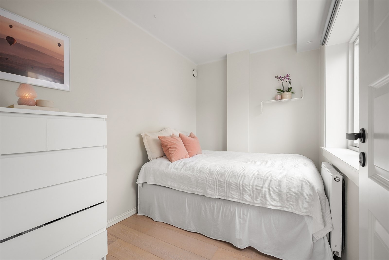 Boligens andre soverom egner seg godt som barnerom, gjesterom eller hjemmekontor Galleribilde