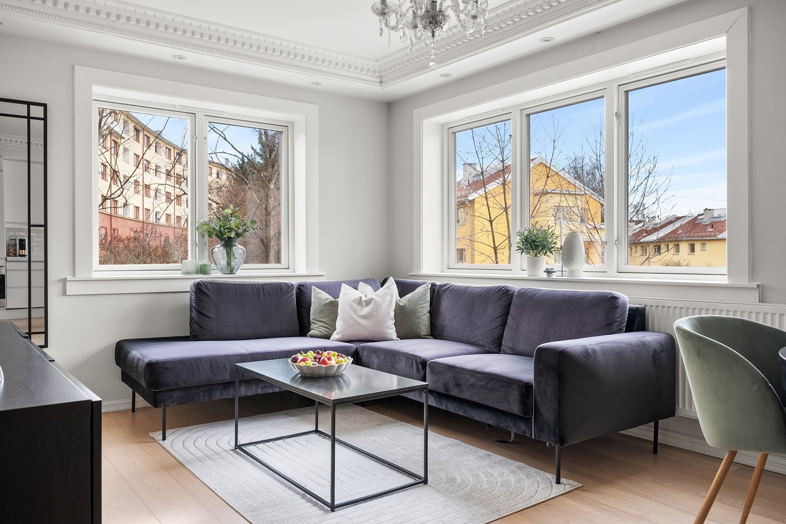 Hjørnebeliggenheten og de store vindusflatene sørger for rikelig med naturlig lysinnslipp gjennom dagen Galleribilde