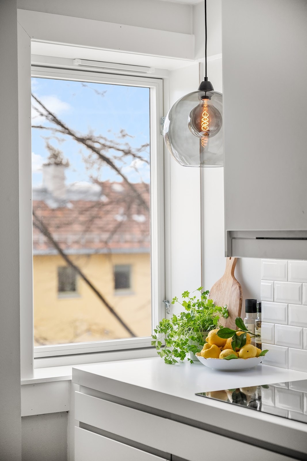 God skap- og benkeplass gjør kjøkkenet både praktisk og effektivt, samtidig som det er åpent mot stuen og legger til rette for sosial matlaging Galleribilde