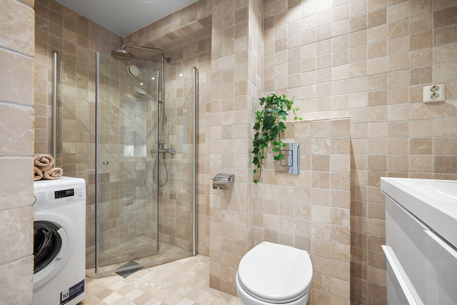 Flislagt bad med en praktisk og moderne utforming - varme i gulv Galleribilde