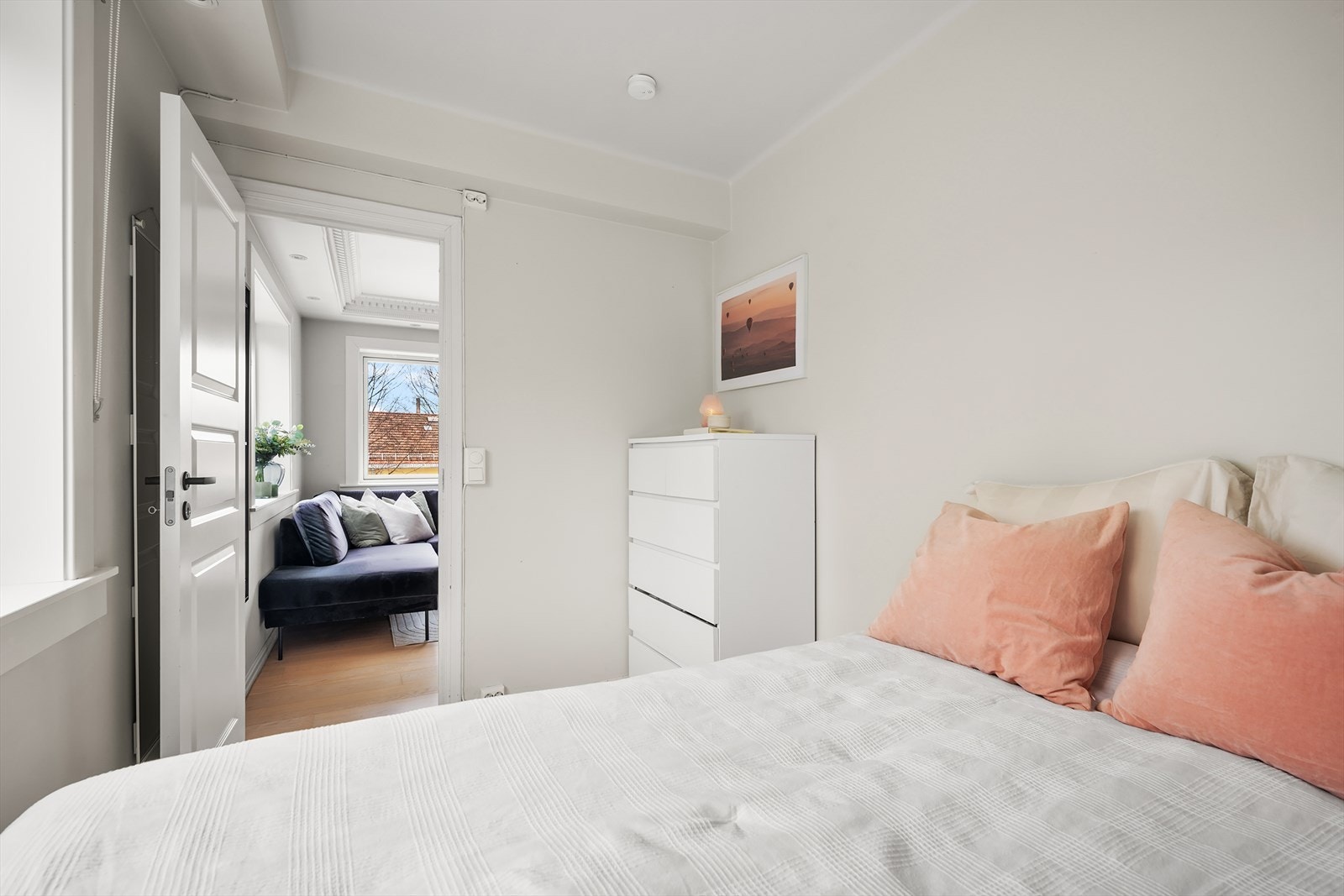 Rommet har gode møbleringsmuligheter og plass til seng, garderobe og eventuelt skrivebord. Et fleksibelt rom som enkelt kan tilpasses ulike behov Galleribilde