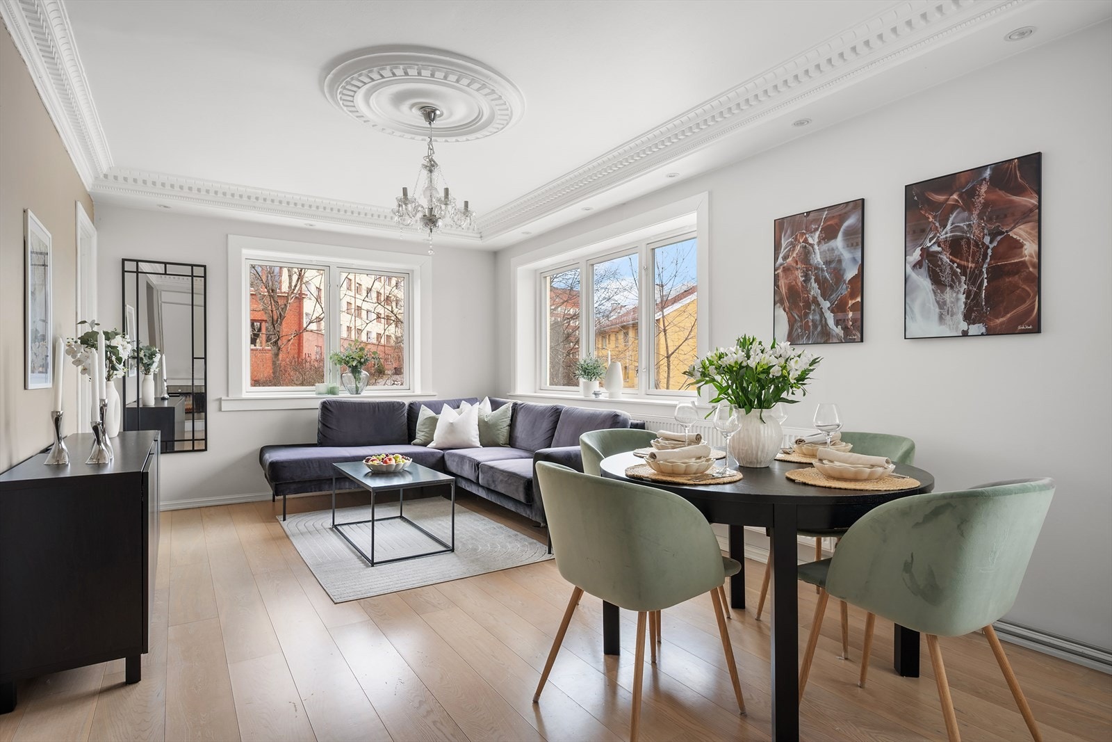 Det er god plass til både sofagruppe og spisebord, og rommet oppleves romslig og lett å møblere Galleribilde